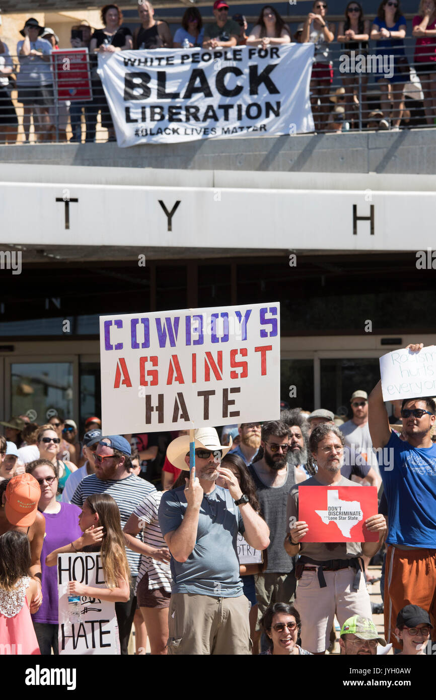 Des militants et manifestants convergent vers l'hôtel de ville pour une durée de deux heures chaudes rassemblement contre le racisme et le Président Donald Trump semble insensible commentaires reçus au sujet des récents Charlottesville violence qui ont fait un mort. Environ 1 000 se sont réunis à la Texas Août chaleur. Banque D'Images