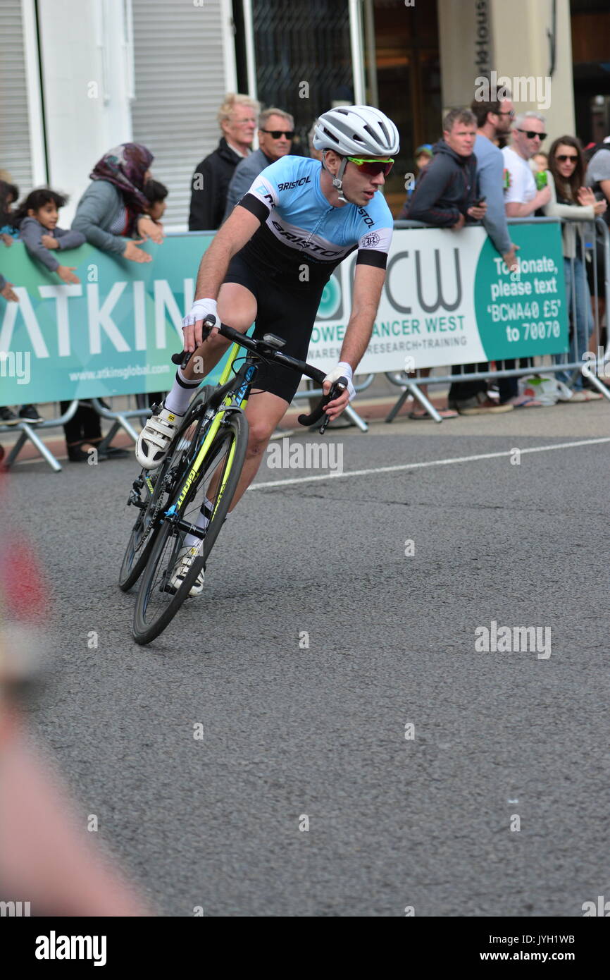 Bristol, Royaume-Uni. Août 19, 2017. Attention : Utilisez uniquement rédactionnel. Bristol GP cycliste dans les rues de Bristol. Images Voir la dernière course de la journée, les hommes d'élite de la finale. Les équipes de mise tout sur la ligne pour prendre le Grand Prix de Bristol. 1Rory Townsend, 2e Fred Scheska Uni Exeter, 3e prix de Josh. Crédit : Robert Timoney/Alamy Live News Banque D'Images