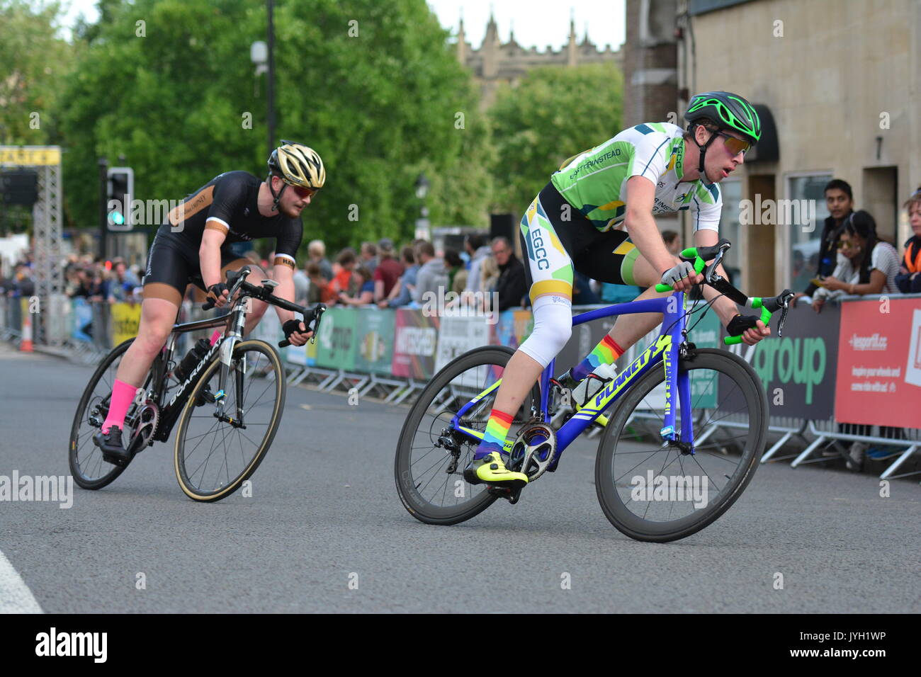 Bristol, Royaume-Uni. Août 19, 2017. Attention : Utilisez uniquement rédactionnel. Bristol GP cycliste dans les rues de Bristol. Images Voir la dernière course de la journée, les hommes d'élite de la finale. Les équipes de mise tout sur la ligne pour prendre le Grand Prix de Bristol. 1Rory Townsend, 2e Fred Scheska Uni Exeter, 3e prix de Josh. Crédit : Robert Timoney/Alamy Live News Banque D'Images