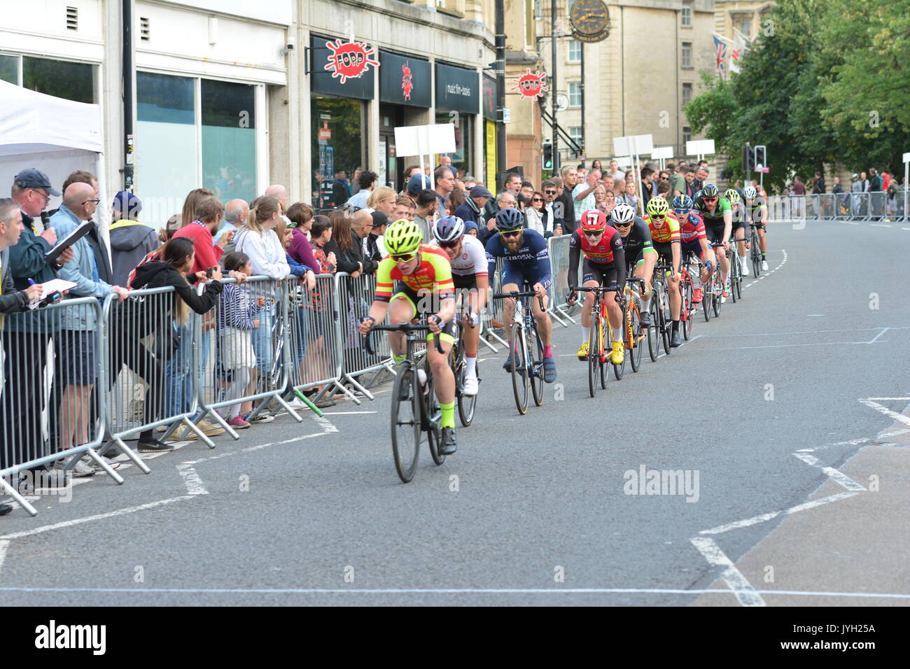 Bristol, Royaume-Uni. Août 19, 2017. Attention : Utilisez uniquement rédactionnel. Bristol GP cycliste dans les rues de Bristol. Images Voir la dernière course de la journée, les hommes d'élite de la finale. Les équipes de mise tout sur la ligne pour prendre le Grand Prix de Bristol. 1Rory Townsend, 2e Fred Scheska Uni Exeter, 3e prix de Josh. Crédit : Robert Timoney/Alamy Live News Banque D'Images