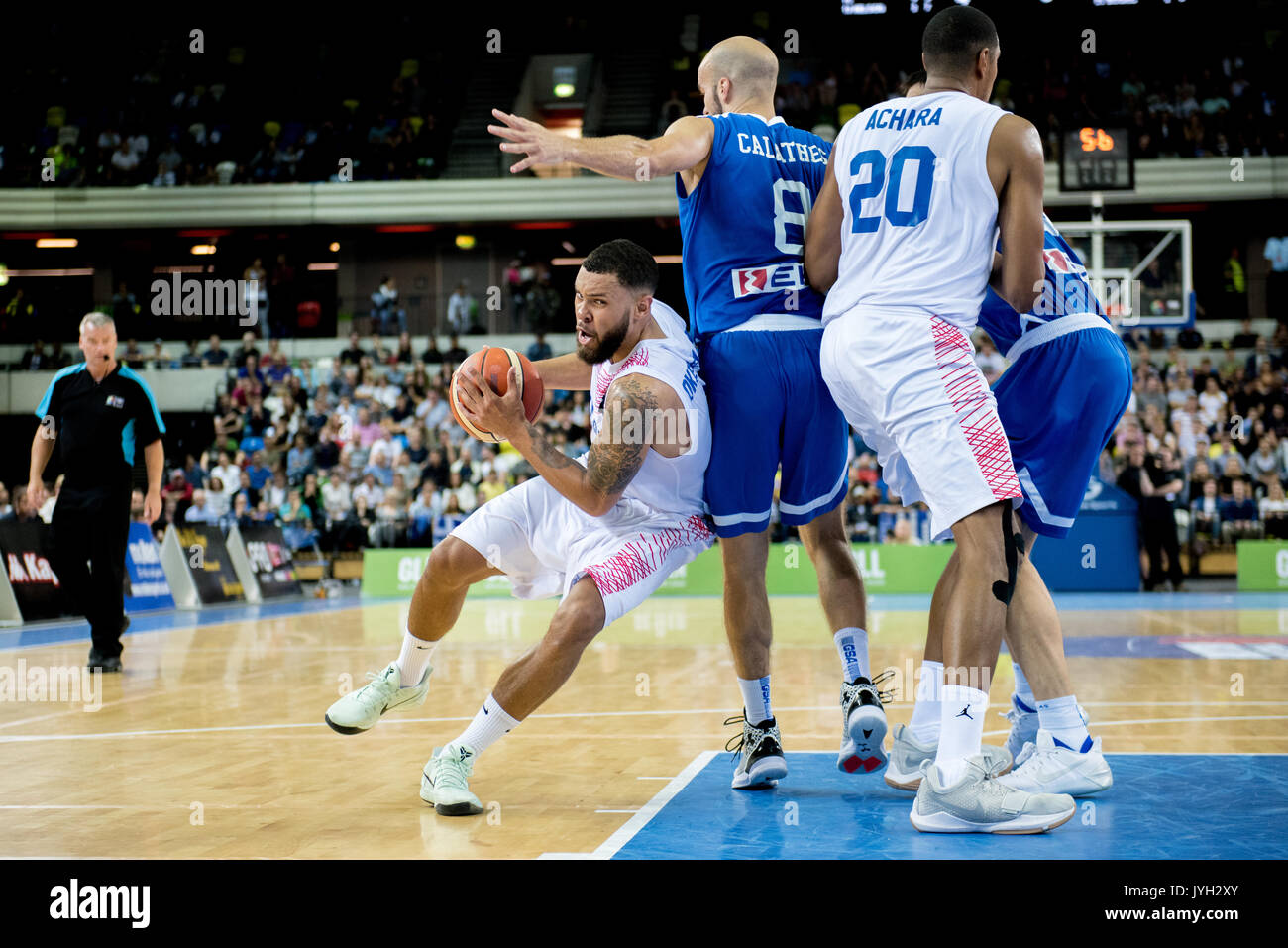 Londres, Royaume-Uni. Août 19, 2017. Go Les hommes contre la Grèce à Copper Box Arena. Go Men's Teddy Okereafor (05) va pour la Bastet tandis que Nick Calathes (08) défend. Credit : pmgimaging/Alamy Live News Banque D'Images