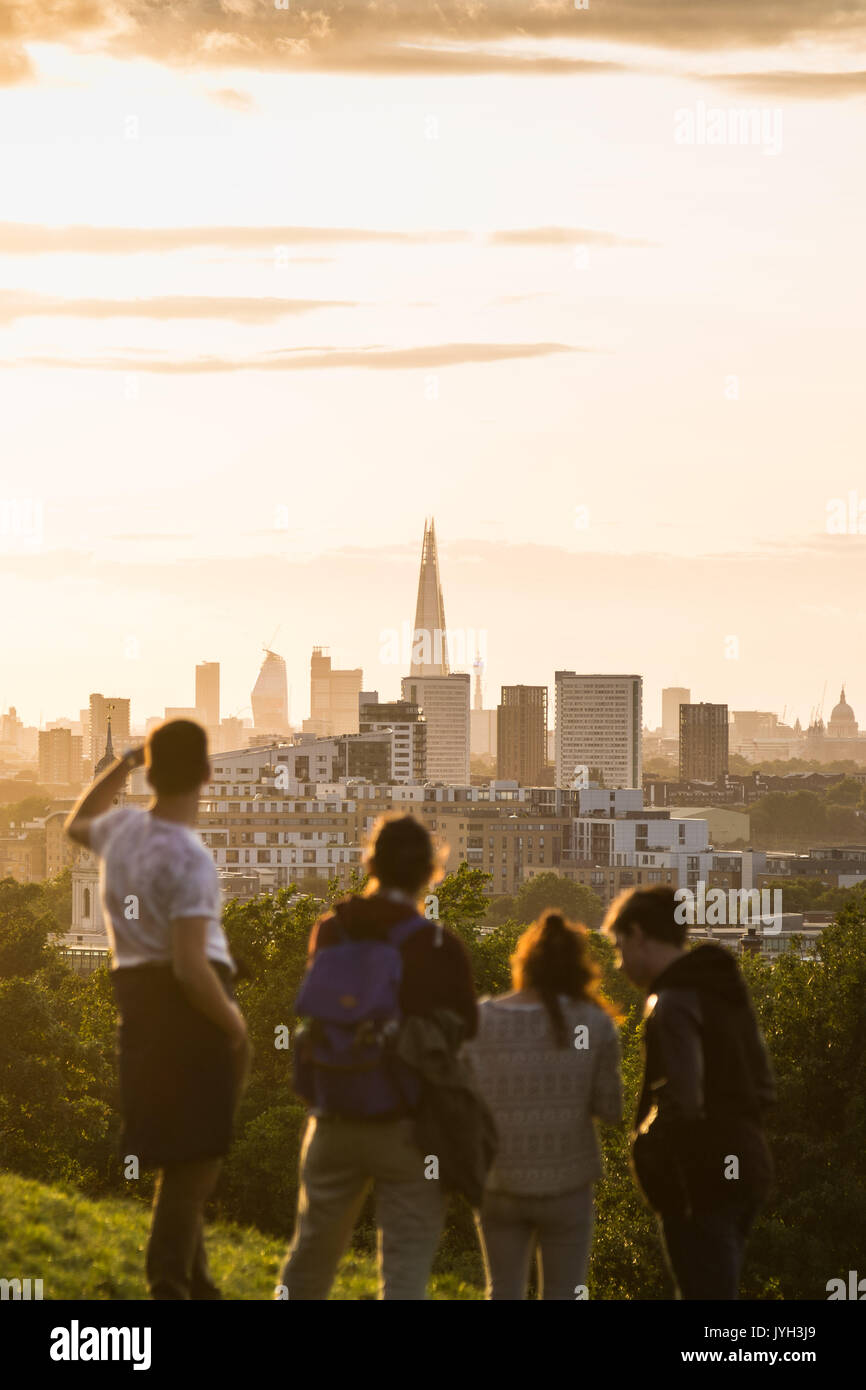 Londres, Royaume-Uni. 19 août, 2017. Météo France : les habitants et les touristes apprécier le coucher du soleil sur la ville vue depuis le Parc de Greenwich. © Guy Josse/Alamy Live News Banque D'Images