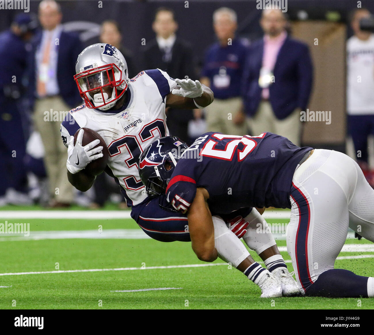 19 août 2017 : le secondeur des Houston Texans Dylan Cole (51) s'attaque à l'exécution retour Akeem Hunt (33) pour une perte au troisième vers la fin du deuxième trimestre au cours de la NFL preseason match entre les New England Patriots et le Houston Texans à NRG Stadium à Houston, TX. John Glaser/CSM. Banque D'Images