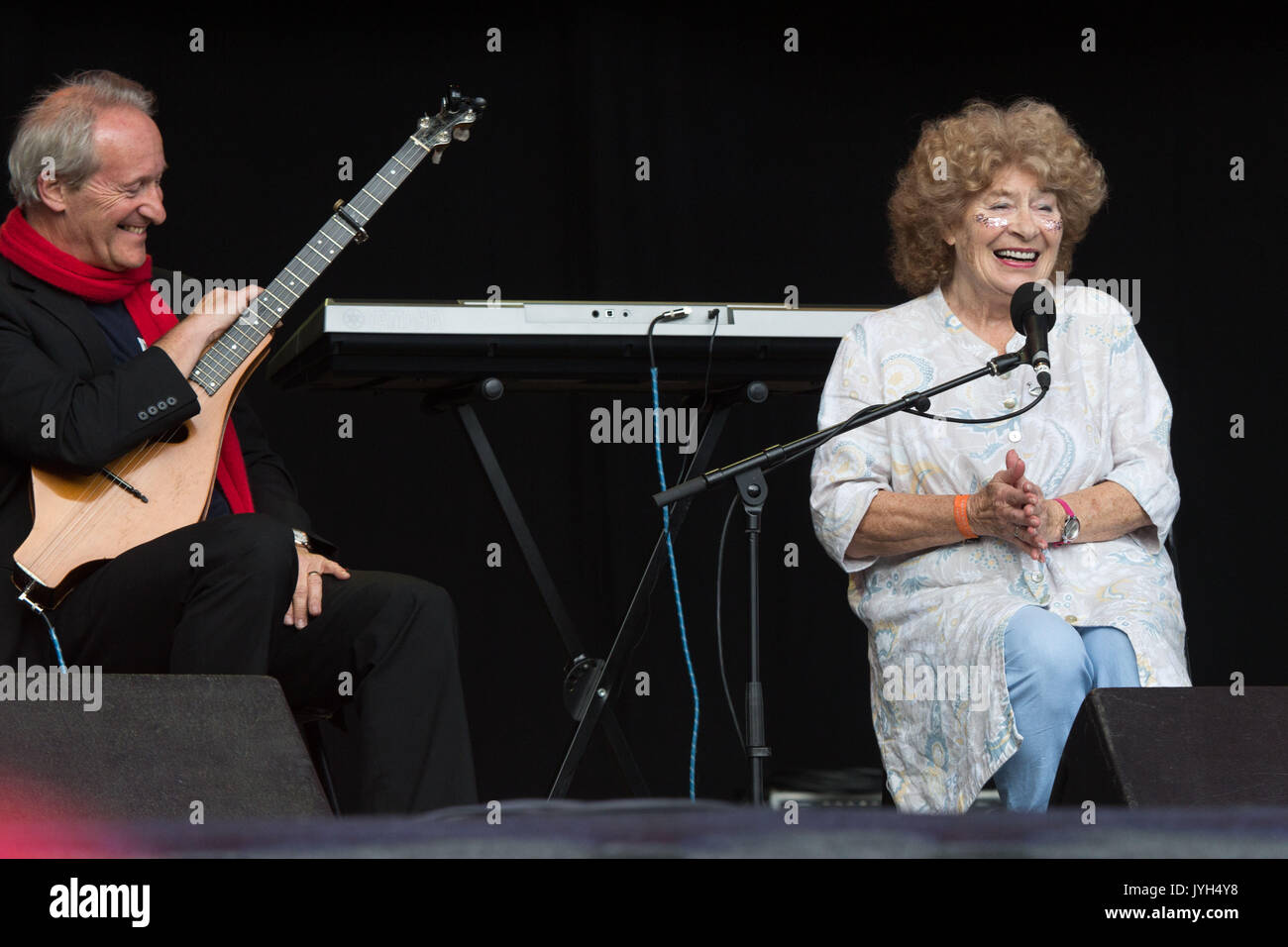 SHIRLEY COLLINS, CONCERT, 2017 : la légende folklorique SHIRLEY COLLINS avec le multi-instrumentiste Ian Kearey sur la scène de montagne à Glanusk Park, Brecon, pays de Galles, le 19 août 2017. Deuxième jour du festival de musique Green Man dans les montagnes Brecon Beacons au pays de Galles. Crédit : Rob Watkins. INFO : Shirley Collins, née le 5 juillet 1935 à Hastings, Angleterre, est une célèbre chanteuse folk britannique. Connue pour sa voix évocatrice et son dévouement à la préservation de la musique folklorique anglaise traditionnelle, son travail a profondément influencé le mouvement de renaissance populaire et continue d'inspirer. Banque D'Images