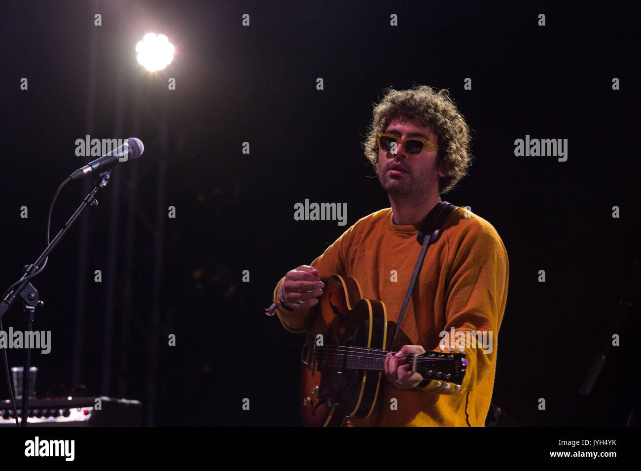 Miles Michaud de l'ALLAH-LAS sur la scène Far Out. Deuxième jour du festival de musique Green Man à Glanusk Park, Brecon, pays de Galles, 19 août 2017. Crédit : Rob Watkins. INFO : Allah-Las est un groupe de rock américain connu pour son mélange nostalgique de garage rock des années 60, surf et influences psychédéliques. Leur musique présente des guitares jangly, des vibrations vintage et des groove décontractés, évoquant un son intemporel et ensoleillé qui rappelle le rock californien classique. Banque D'Images