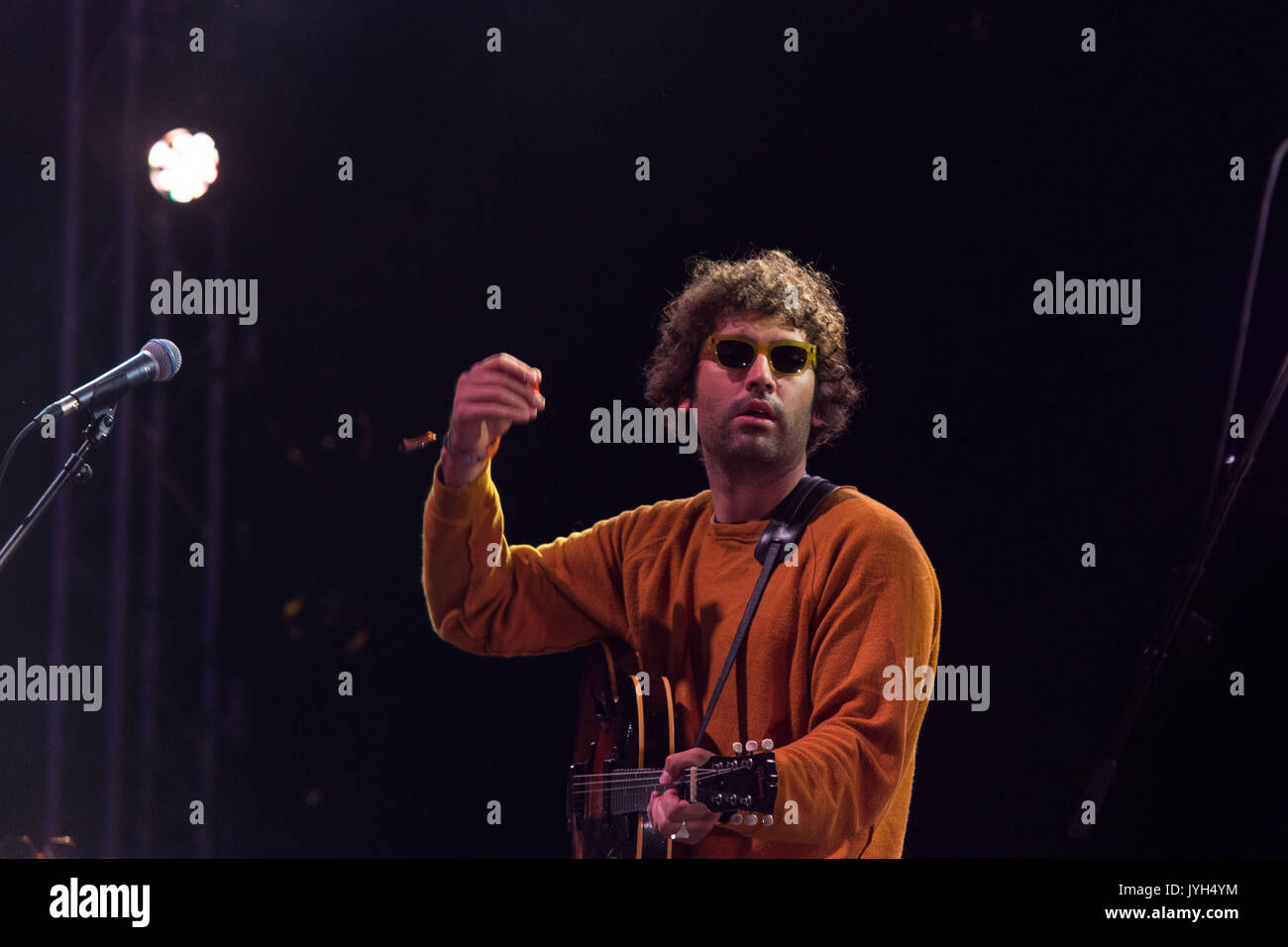 Miles Michaud de l'ALLAH-LAS sur la scène Far Out. Deuxième jour du festival de musique Green Man à Glanusk Park, Brecon, pays de Galles, 19 août 2017. Crédit : Rob Watkins. INFO : Allah-Las est un groupe de rock américain connu pour son mélange nostalgique de garage rock des années 60, surf et influences psychédéliques. Leur musique présente des guitares jangly, des vibrations vintage et des groove décontractés, évoquant un son intemporel et ensoleillé qui rappelle le rock californien classique. Banque D'Images