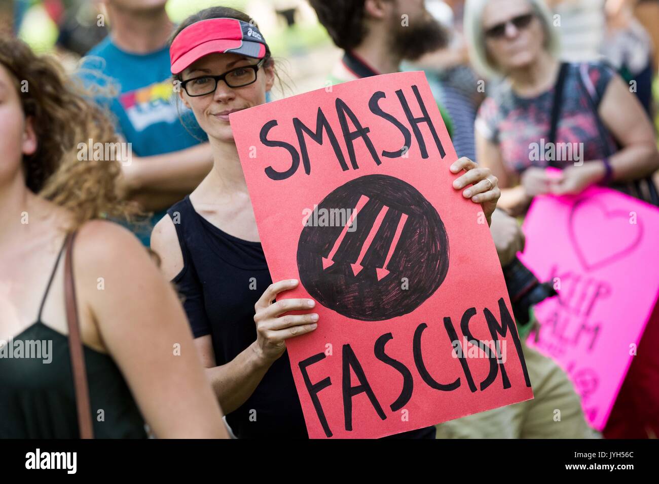 Kingston, Ontario, Canada. Août 19, 2017. Une femme tenir un signe lors d'une manifestation anti-racisme à Kingston (Ont.), le 19 août 2017. Credit : Lars Hagberg/ZUMA/Alamy Fil Live News Banque D'Images