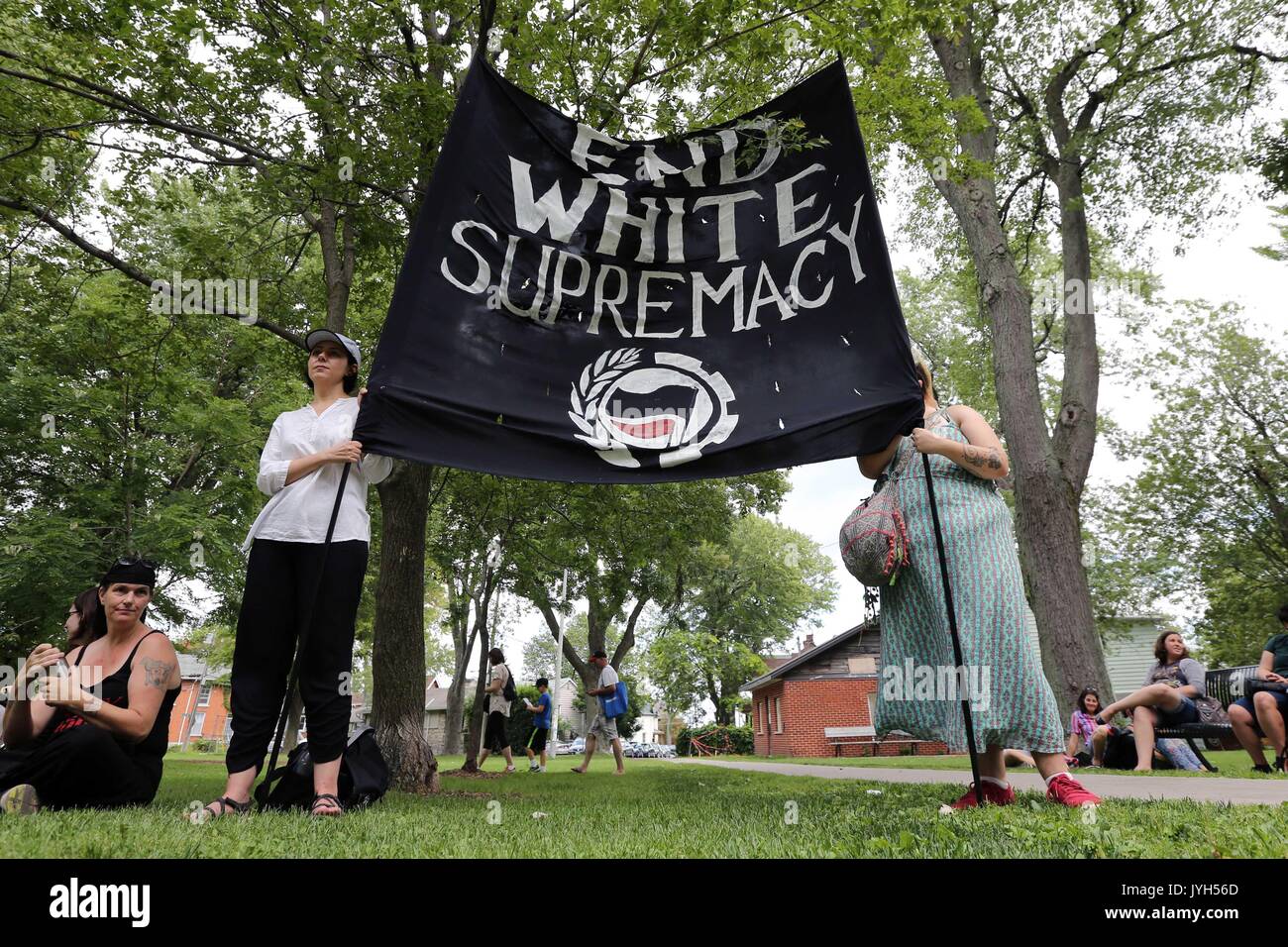 Kingston, Ontario, Canada. Août 19, 2017. Les gens ont des signes lors d'une manifestation anti-racisme à Kingston (Ont.), le 19 août 2017. Credit : Lars Hagberg/ZUMA/Alamy Fil Live News Banque D'Images