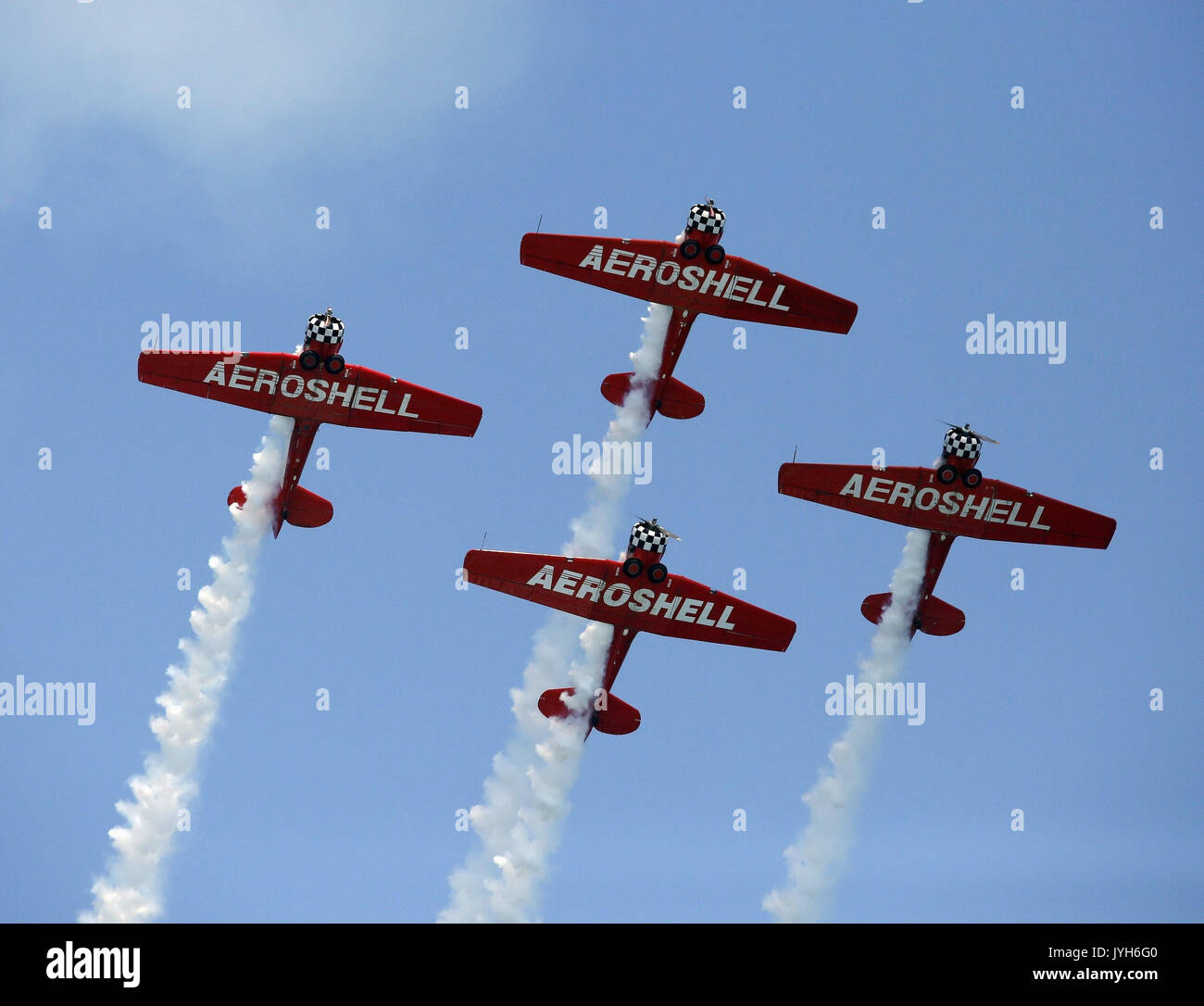 Chicago, USA. Août 19, 2017. Avions de voltige de l'AEROSHELL Aerobatic Team effectuer au cours de la 59e assemblée annuelle de l'air et l'eau de Chicago Show sur North Avenue Beach à Chicago, aux États-Unis, le 19 août 2017. Les deux jours d'air et d'eau de Chicago Show a commencé samedi. Credit : Wang Ping/Xinhua/Alamy Live News Banque D'Images