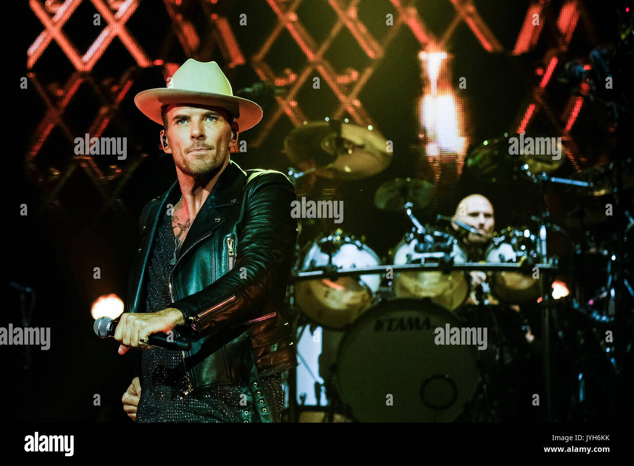 Londres, Royaume-Uni. Août 19, 2017. Matt Goss et Luke Goss de Bros jouer l'O2 Arena, Greenwich, Londres, le samedi 19 août 2017. Il a été 28 ans depuis que les frères jumeaux qui forment Bros joué ensemble. Credit : Julie Edwards/Alamy Live News Banque D'Images