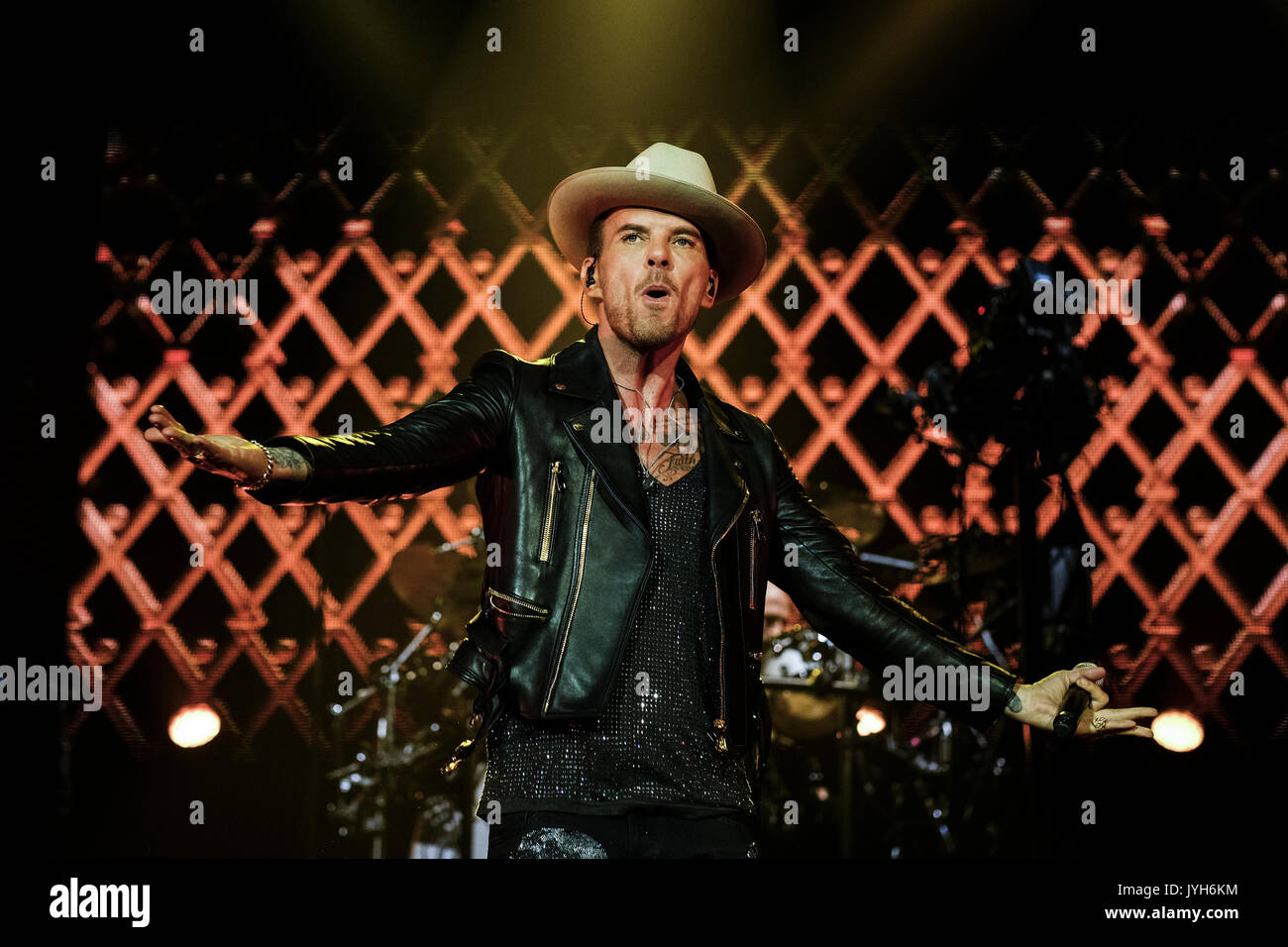 Londres, Royaume-Uni. Août 19, 2017. Matt Goss et Luke Goss de Bros jouer l'O2 Arena, Greenwich, Londres, le samedi 19 août 2017. Il a été 28 ans depuis que les frères jumeaux qui forment Bros joué ensemble. Credit : Julie Edwards/Alamy Live News Banque D'Images