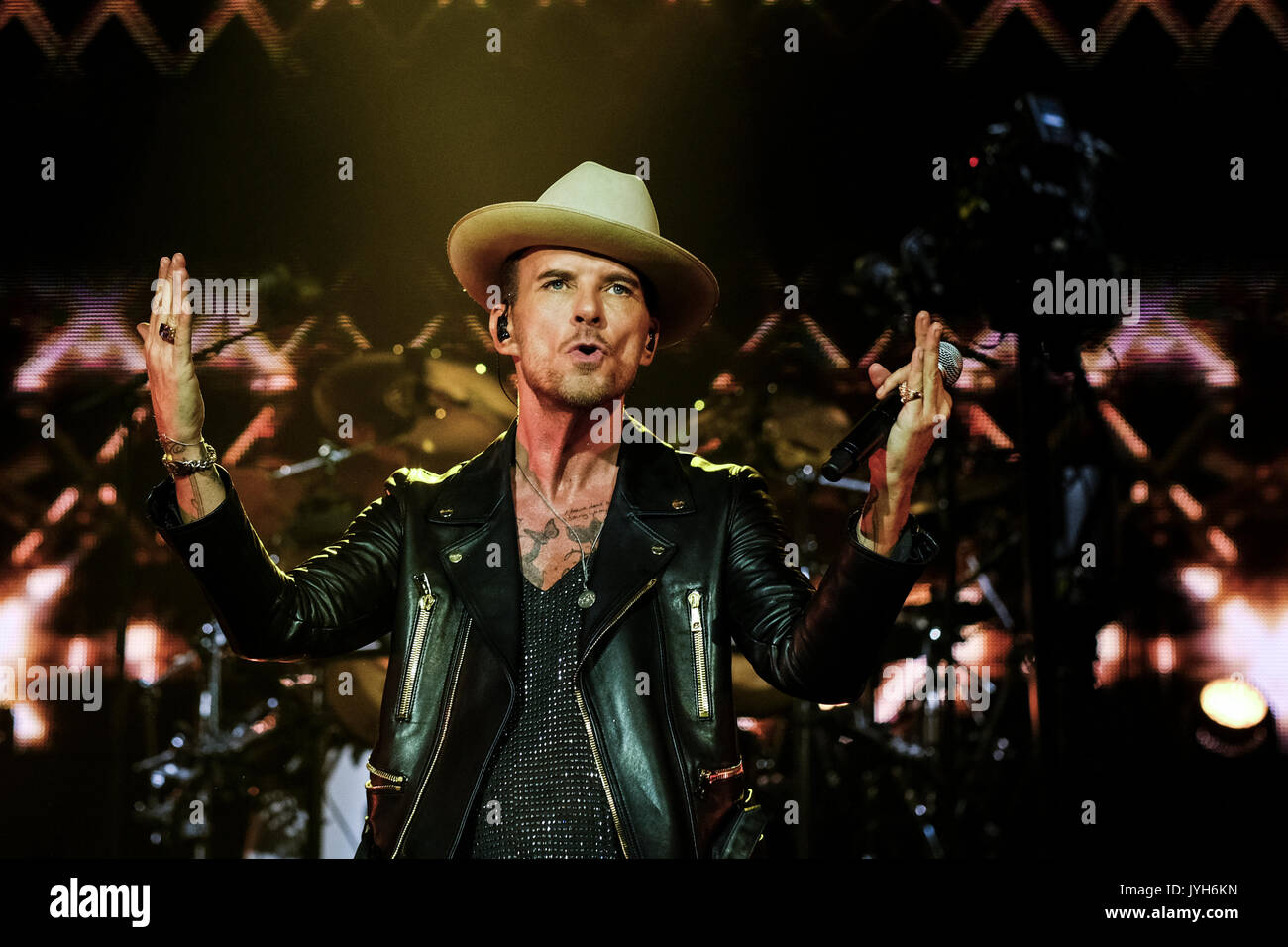 Londres, Royaume-Uni. Août 19, 2017. Matt Goss et Luke Goss de Bros jouer l'O2 Arena, Greenwich, Londres, le samedi 19 août 2017. Il a été 28 ans depuis que les frères jumeaux qui forment Bros joué ensemble. Credit : Julie Edwards/Alamy Live News Banque D'Images