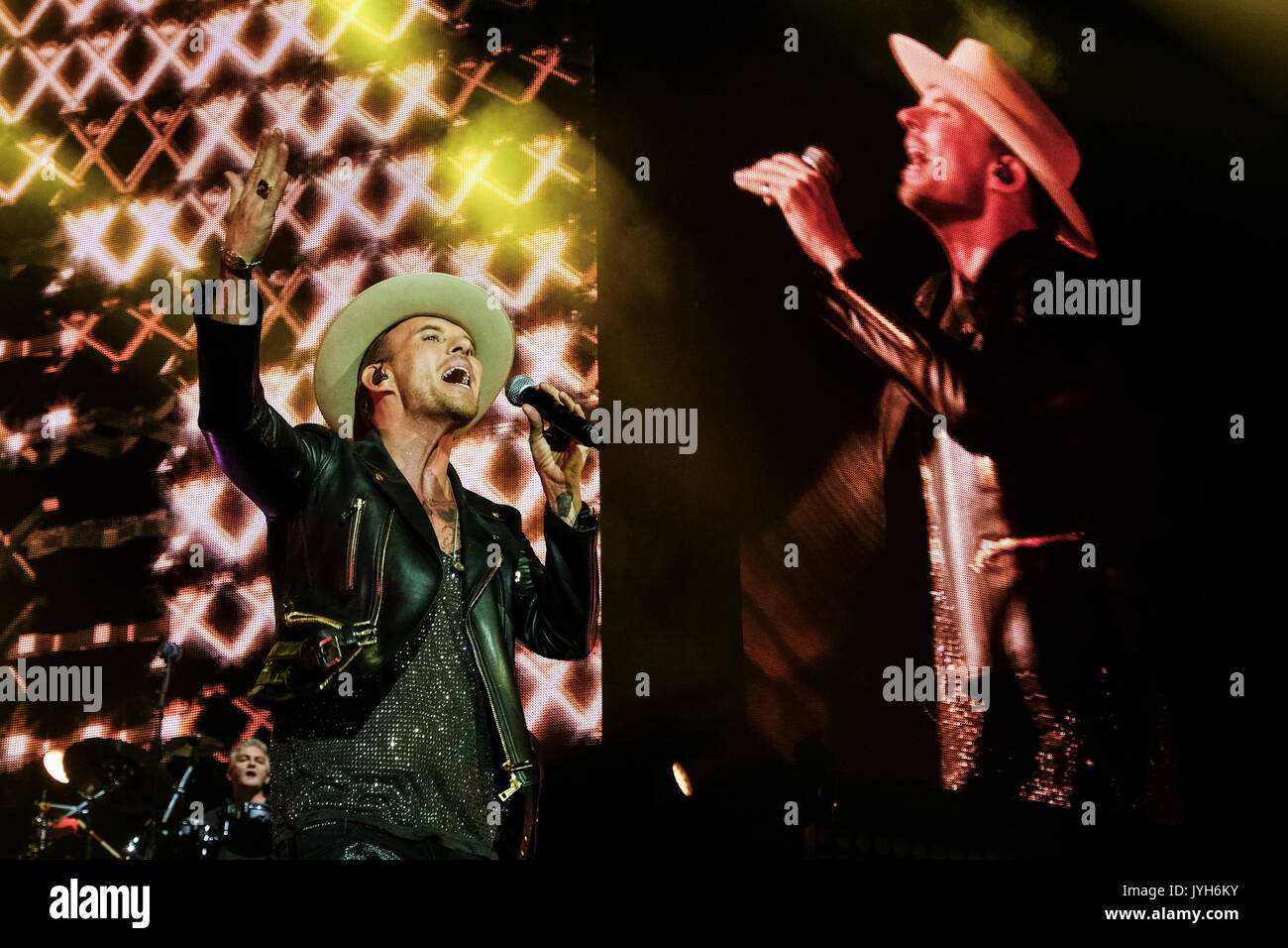 Londres, Royaume-Uni. Août 19, 2017. Matt Goss et Luke Goss de Bros jouer l'O2 Arena, Greenwich, Londres, le samedi 19 août 2017. Il a été 28 ans depuis que les frères jumeaux qui forment Bros joué ensemble. Credit : Julie Edwards/Alamy Live News Banque D'Images