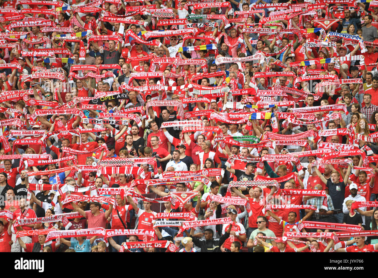 Mainz, Allemagne. Août 19, 2017. Mainzer Fanblock, Fans, Fussballfans, Fussball 1. Bundesliga, 1. Spieltag, Spieltag01, 1.FSV FSV Mainz 05 (MZ) -Hanovre 96 (H) 0-1, am 19.08.2017 in Mainz/Deutschland, O P E L A R E N A. | Verwendung weltweit Credit : dpa/Alamy Live News Banque D'Images