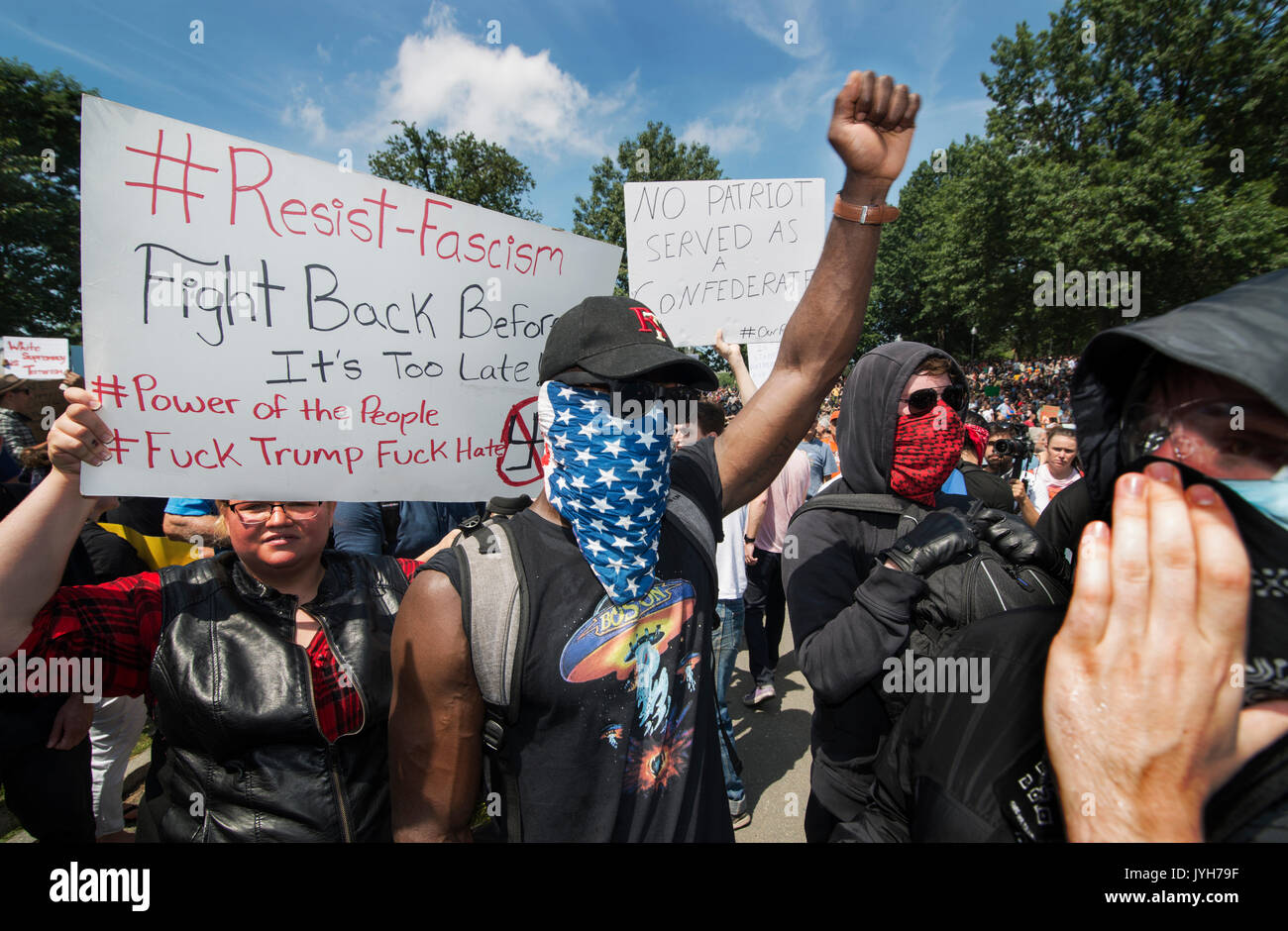 Boston, USA. Août 19, 2017. On estime que la police de Boston 40 000 counterdemonstrators se sont réunis au centre de la ville au "Boston Common" pour protester contre un "Boston free speech" rally qui a été répandu pour être assisté par la suprématie blanche des groupes et individus impliqués dans le Charlottesville, VA., la démonstration qui a eu la vie d'une Heather Heyer en août de 2017. Le rassemblement, qui a réuni moins de 100 partisans du Président de l'aile droite, Trump a commencé en retard et a pris fin au début de rallye avec les participants qui ont besoin d'être escorté hors du commun par la police en tenue de combat. Chuck Nacke/Alamy Live News Banque D'Images