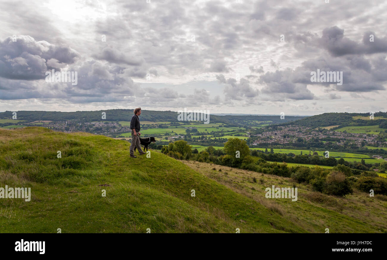 Peu de Solsbury Hill, Bath, Somerset, Royaume-Uni la météo. 20 août 2017. Walker au sommet de l'âge du fer ancien fort rendu célèbre par la chanson de Peter Gabriel. Un ciel couvert mais chaud pour commencer la journée. Crédit : Richard Wayman/Alamy Live News Banque D'Images