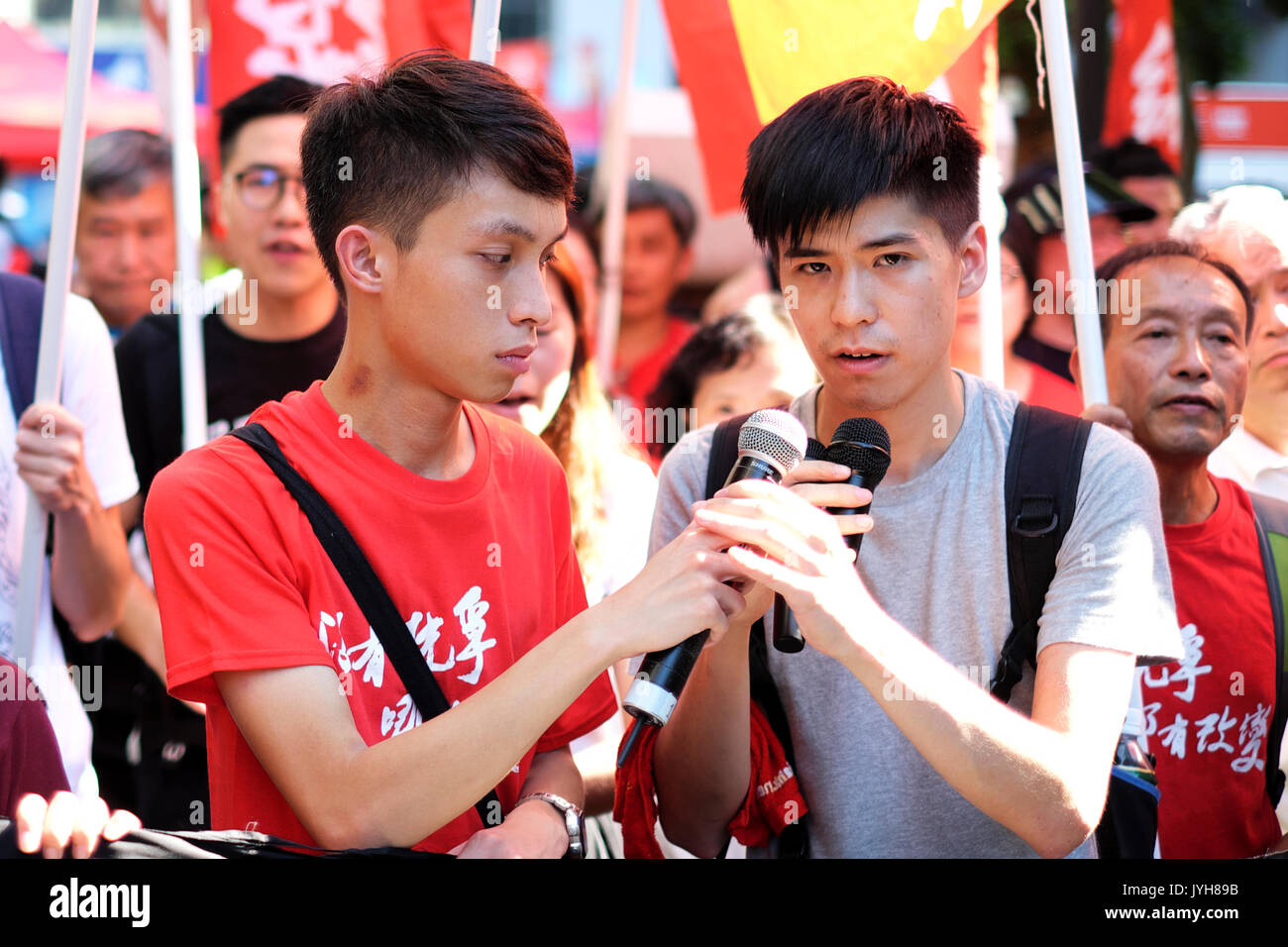 Hong Kong. 20e Août, 2017. Lester Shum mène une marche autour de l'île de Hong Kong à l'appui de la centrale des militants de la démocratie Jashua Wong, Alex Chow, et Nathan, qui ont été arrêtés au cours de manifestations anti-chinoises. Et 30 autres militants ont été condamnés à des peines de prison. Credit : Mohamed Elsayyed/Alamy Live News Banque D'Images