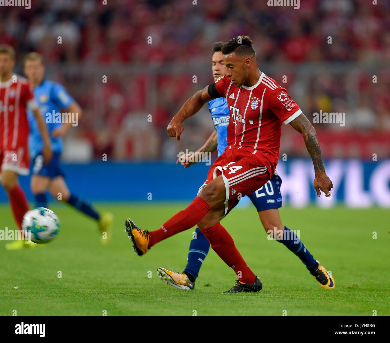 18.08.2017, Fussball 1.liga 2017-2018, 1.Spieltag, FC Bayern Munich - Bayer Leverkusen, dans der Allianz-Arena München, Corentin Tolisso (Li, FC Bayern München) am Ball. gegen Charles Aranguiz (re, Leverkusen) Photo : Cronos/MIS Banque D'Images