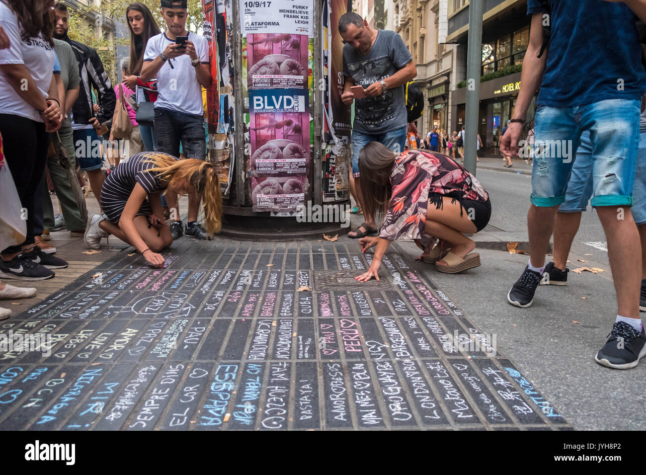 Barcelone, Espagne. Août 19, 2017. Le 19 août 2017 la ville de Barcelone a subi l'attaque terroriste d'ISIS, avec un total de 13 morts et des centaines de blessés. La ville a été un exemple de générosité à l'égard des victimes et de fraternité avec le peuple musulman. Barcelone crie au monde entier : Nous n'avons pas peur ! Credit : Miguel Galmés/Alamy Live News Banque D'Images