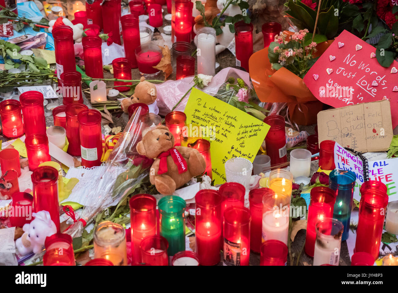 Barcelone, Espagne. Août 19, 2017. Le 19 août 2017 la ville de Barcelone a subi l'attaque terroriste d'ISIS, avec un total de 13 morts et des centaines de blessés. La ville a été un exemple de générosité à l'égard des victimes et de fraternité avec le peuple musulman. Barcelone crie au monde entier : Nous n'avons pas peur ! Credit : Miguel Galmés/Alamy Live News Banque D'Images