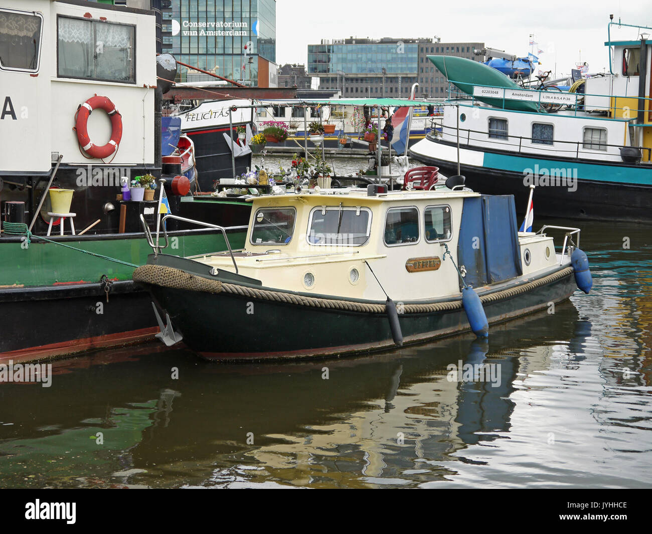 Vue sur de vieux bateaux sur le quai de Prins Hendrikkade en face de Oosterdokseiland à Amsterdam ; la photo haute résolution par FotoDutch, 2013 Banque D'Images