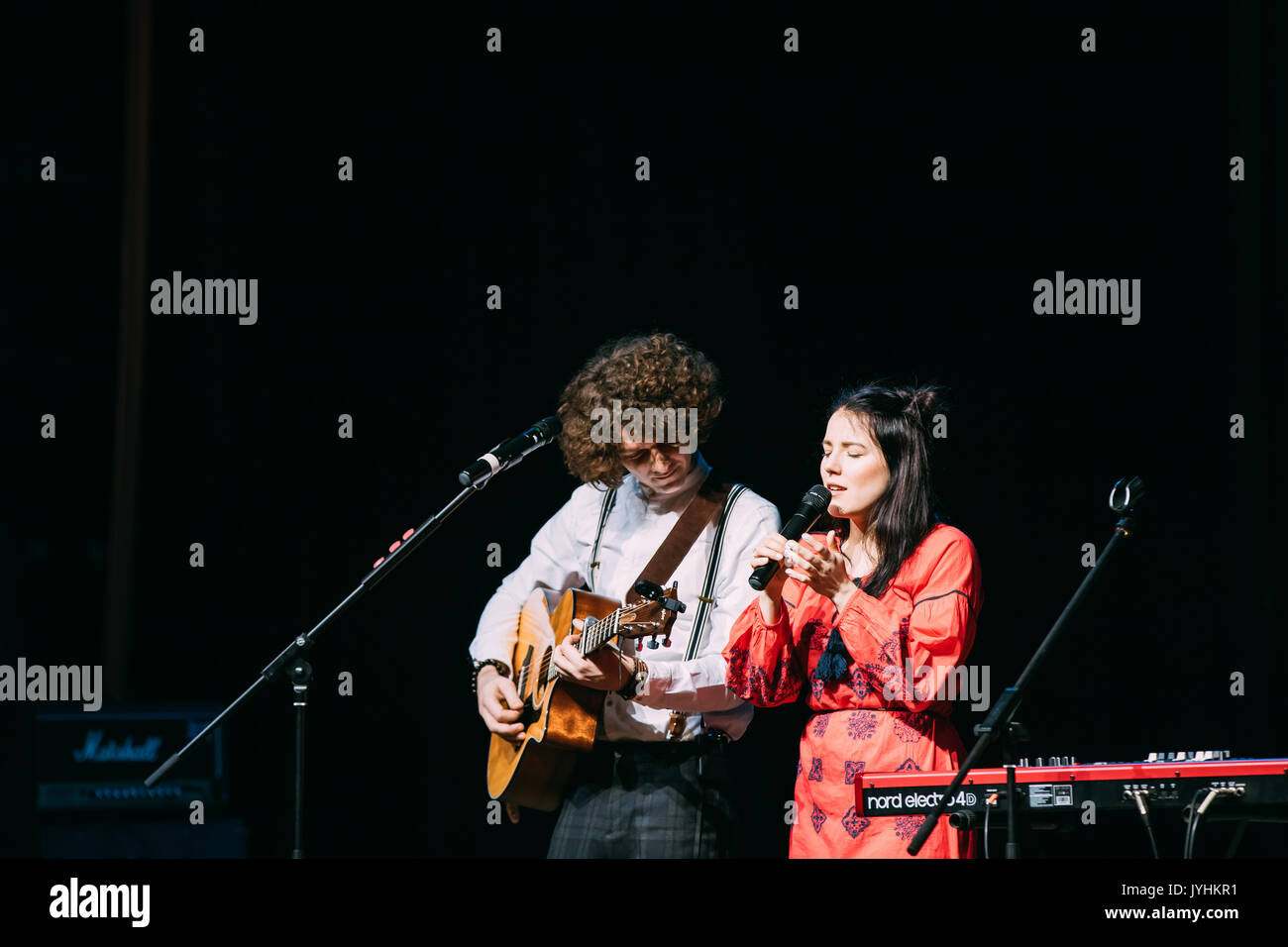 Gomel, Bélarus - Mars 17, 2017 : Concert de l'indie pop duo biélorusse NAVI (appelé aussi Naviband). NAVI va maintenant représenter le Bélarus à l'Eurovisio Banque D'Images