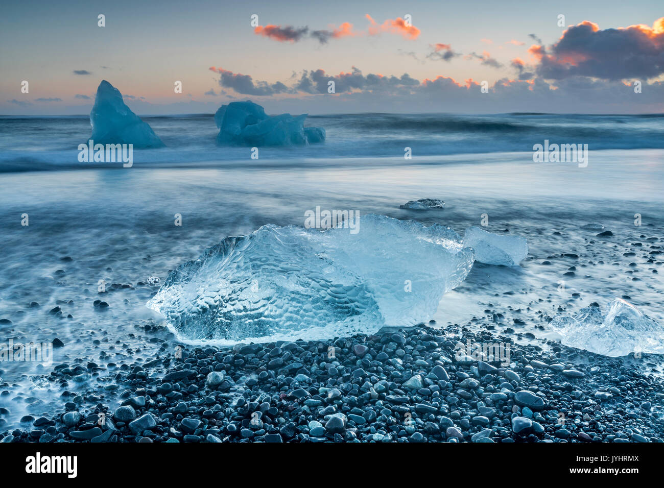 Bloc de glace sur la plage noire Jokulsarlon Glacier Lagoon, l'Est de l'Islande, de l'Europe Banque D'Images