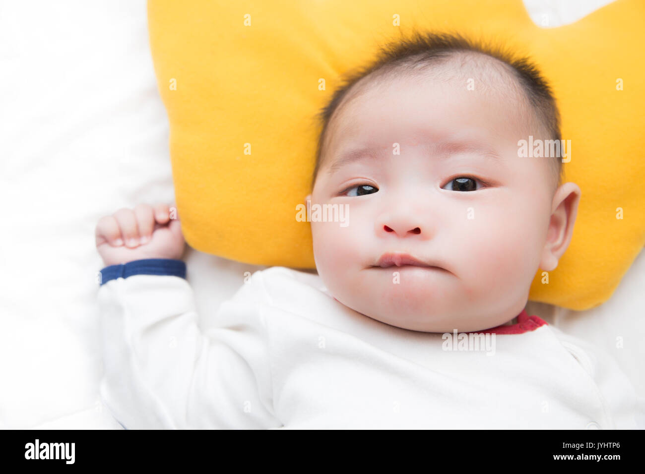 Bébé garçon asiatique look avec demande Banque D'Images