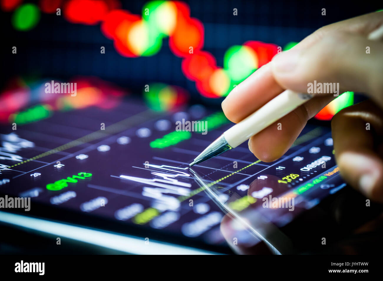 L'analyse de stock with digital tablet et hand pointing Banque D'Images