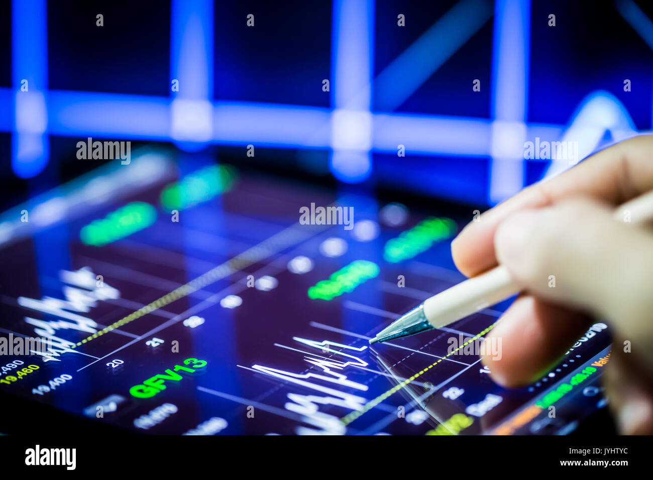 L'analyse de stock with digital tablet et hand pointing Banque D'Images