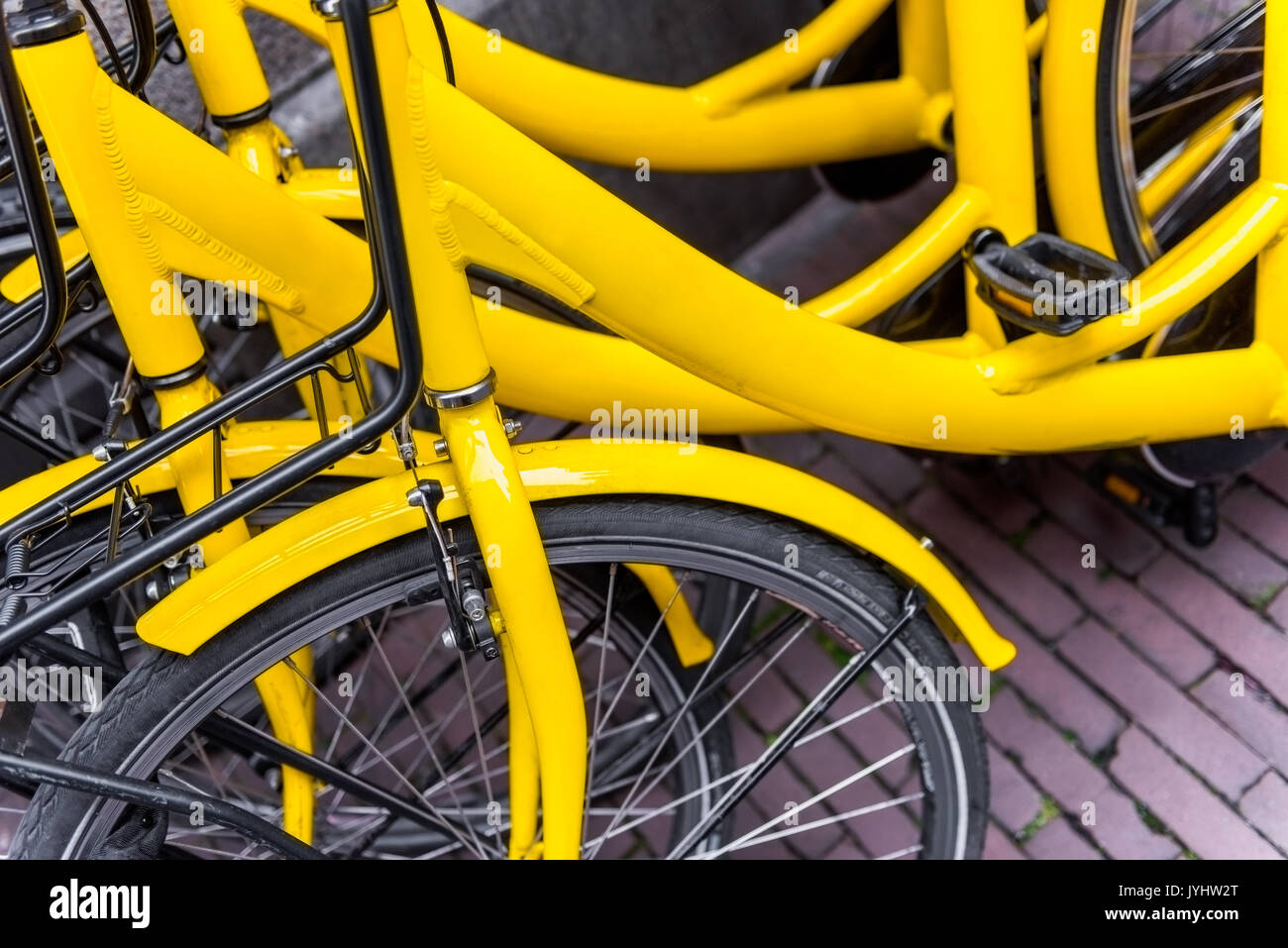 Les vélos jaunes de la rue à Amsterdam Pays-Bas Banque D'Images