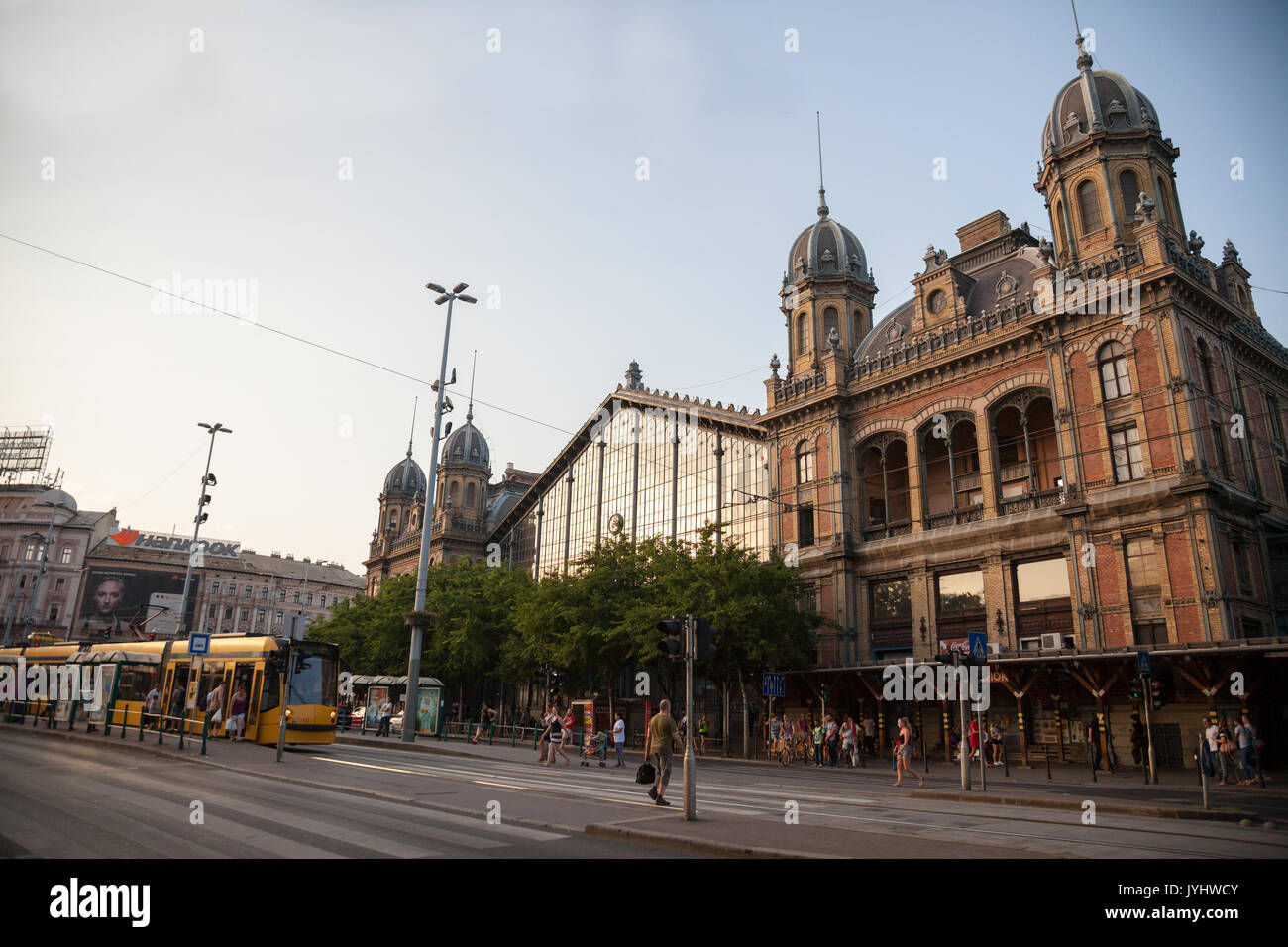 BUDAPEST, HONGRIE - le 11 août 2017 : Tram passant par le bâtiment principal de Budapest Nyugati Palyaudvar gare. Cette station est la plaque tournante pour domest Banque D'Images