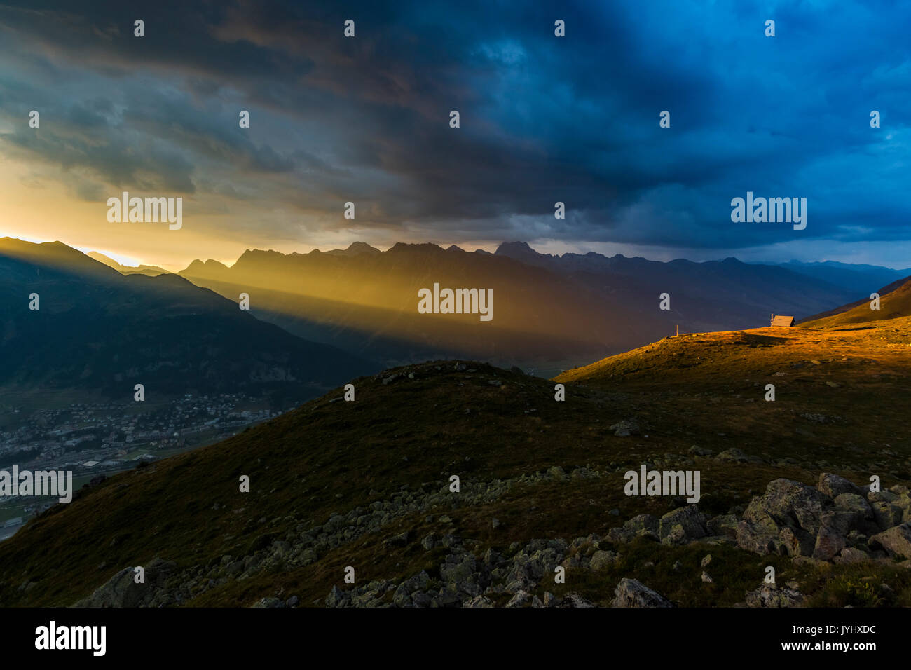Les rayons du soleil sur le sommet de la montagne, Samedan, Engadine, Suisse. Banque D'Images