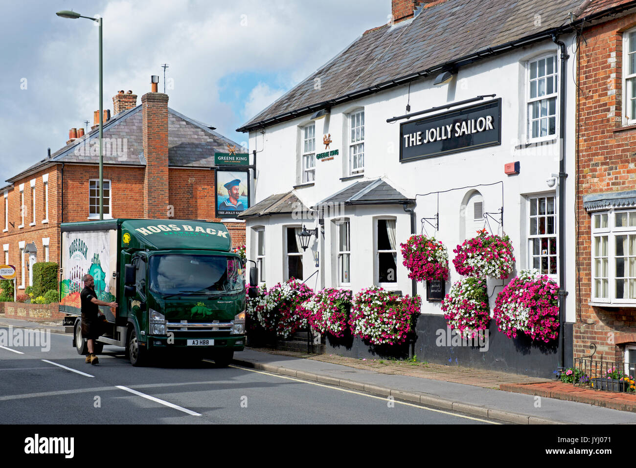 Livraison de bière au Jolly Sailor pub, West Street, Farnham, Surrey, Angleterre, Royaume-Uni Banque D'Images