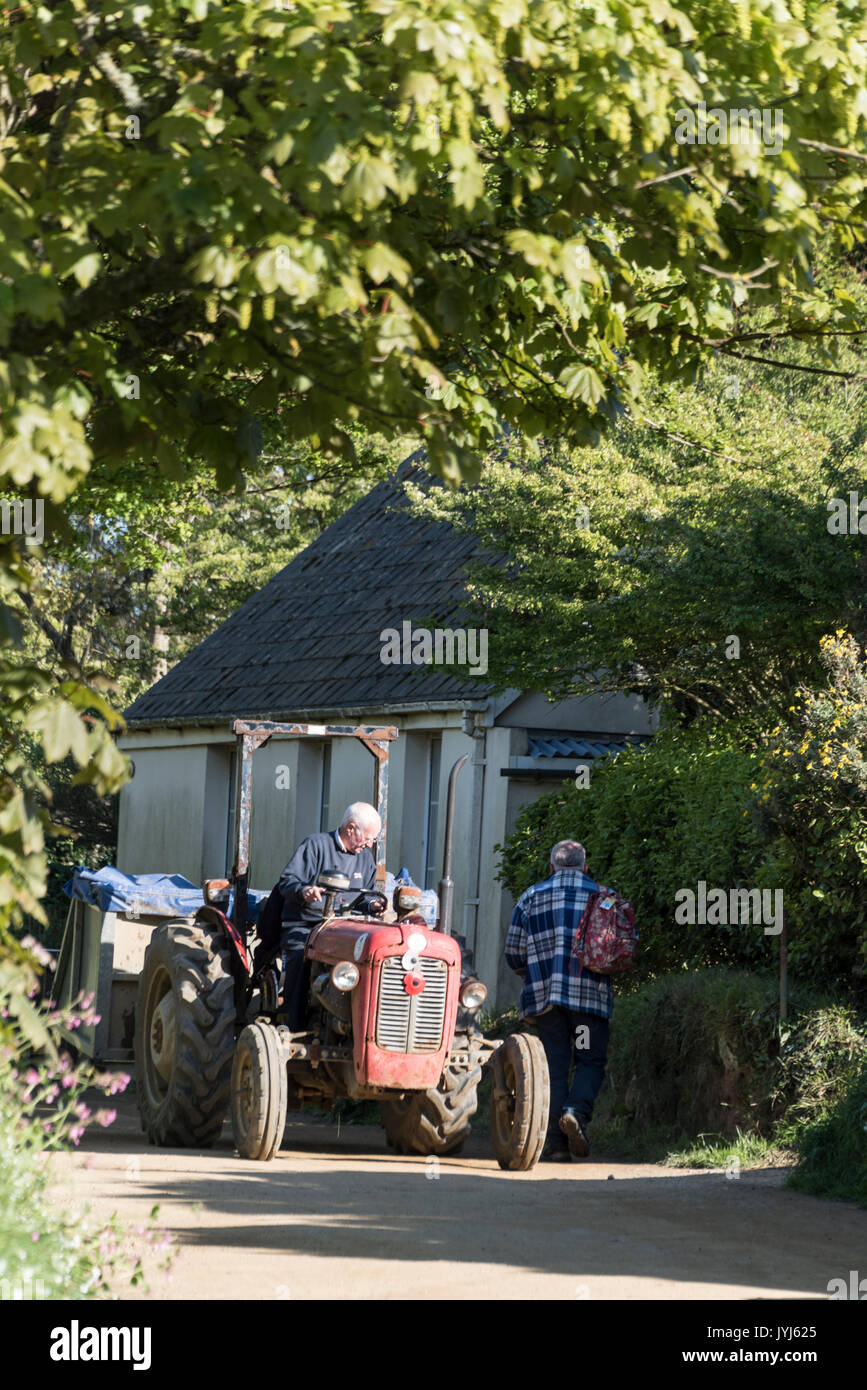 Un agriculteur s'arrête pour bavarder avec son voisin sur l'île de Sark, bailliage de Guernesey dans les îles de la Manche, la Grande-Bretagne. Banque D'Images