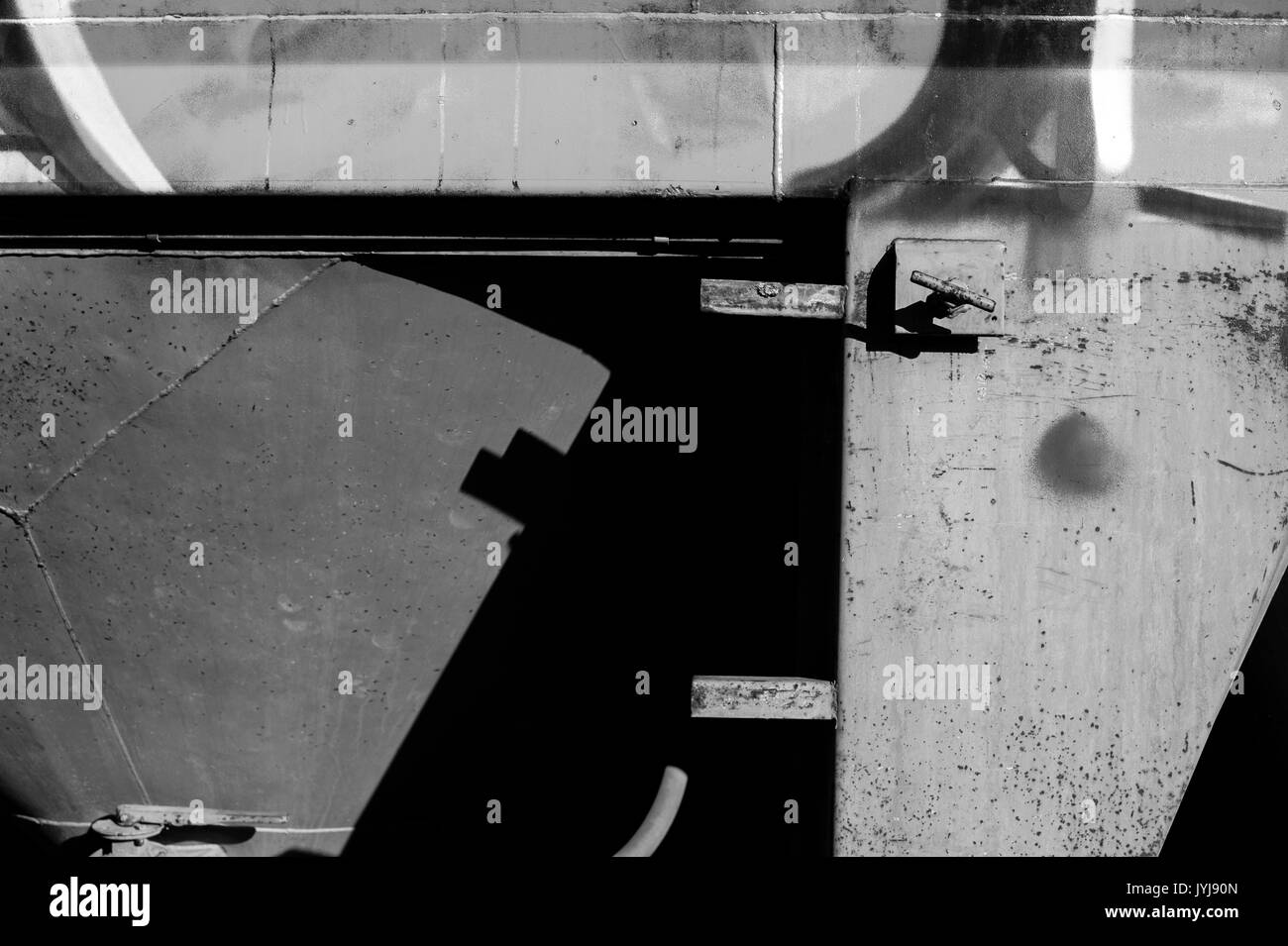 Grafitti sur le côté du camion gros plans de motifs, formes en noir et blanc, Banque D'Images