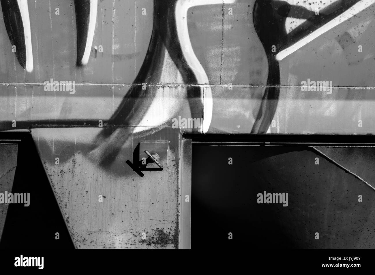 Graffiti sur le côté du camion-citerne close-ups de motifs, de formes en b/w, Banque D'Images