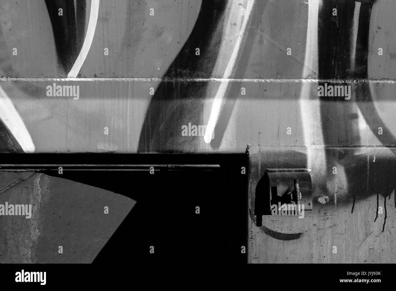 Graffiti sur le côté du camion-citerne close-ups de motifs, de formes en b/w, Banque D'Images