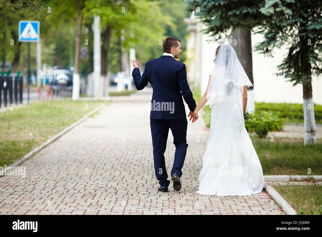 Heureux mariés sur une rue de la ville. Banque D'Images