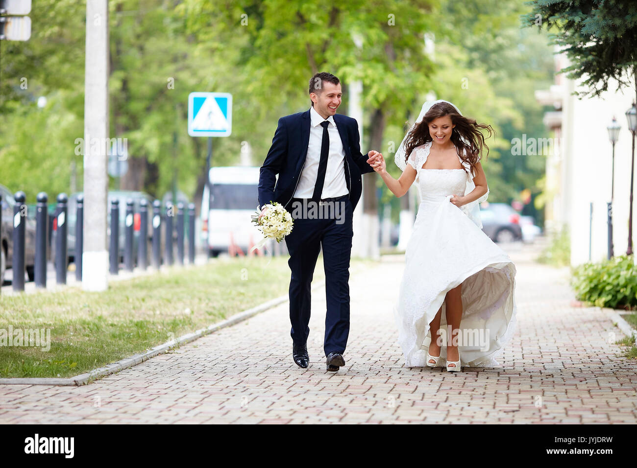 Heureux mariés sur une rue de la ville. Banque D'Images