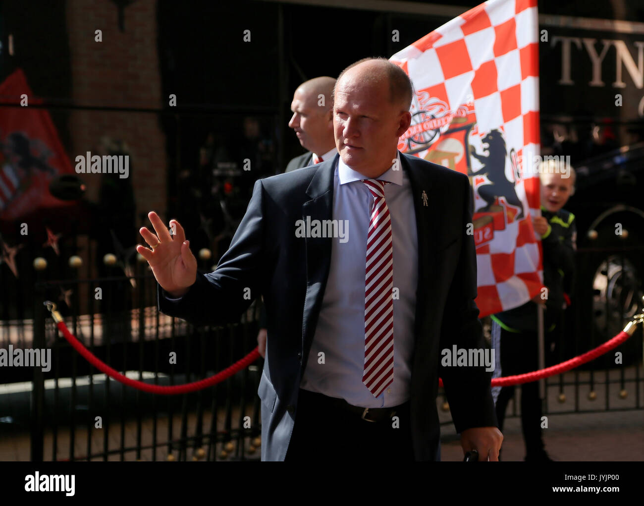 Sunderland Simon Grayson arrive avant le ciel parier match de championnat au stade de la lumière, Sunderland. ASSOCIATION DE PRESSE Photo. Photo date : Samedi 19 août 2017. Voir l'ACTIVITÉ DE SOCCER histoire Sunderland. Crédit photo doit se lire : Richard Ventes/PA Wire. RESTRICTIONS : EDITORIAL N'utilisez que pas d'utilisation non autorisée avec l'audio, vidéo, données, listes de luminaire, club ou la Ligue de logos ou services 'live'. En ligne De-match utilisation limitée à 75 images, aucune émulation. Aucune utilisation de pari, de jeux ou d'un club ou la ligue/dvd publications. Banque D'Images