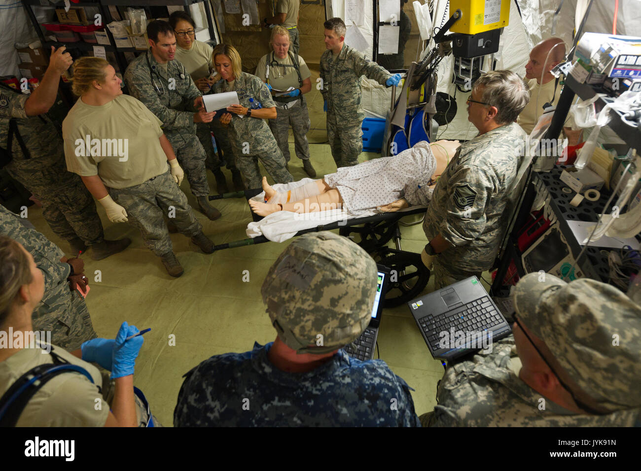 Les aviateurs américains traiter un patient simulé aux jeunes Air Assault Strip, Fort McCoy, Wisconsin (Etats-Unis), 16 août 2017, dans le cadre de l'exercice guerrier patriote. Plus de 600 citoyens de la réserve de la Marine et de plus de 10 000 soldats, marins, marines et les partenaires internationaux ont convergé sur l'état du Wisconsin pour soutenir une gamme d'exercices, y compris guerrier patriote, Global Medic, CSTX, Diamond Sabre, et exercice d'affaires mortuaires (MAX). Patriot Warrior est Air Force Reserve Command's premier exercice, lui offrir la possibilité de réserver des aviateurs à former des citoyens avec des partenaires internationaux et en transport aérien, Banque D'Images