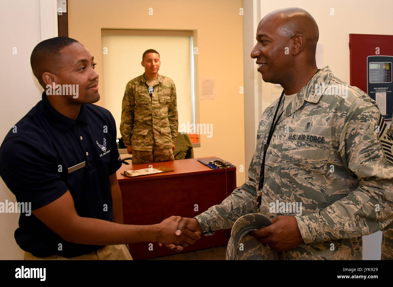 Le s.. Dearon Wiley, 707e Escadron de soutien de la Force, Maître Chef accueille le sergent de l'Armée de l'air Kaleth O. Wright, lors de sa visite à la 70e Renseignement, Surveillance et Reconnaissance Wing, 16 août 2017 à Fort George G. Meade. Le but de sa visite était de lui fournir l'occasion de rencontrer les hommes et les femmes de la 70e America's cryptologie ISRW, aile, et de se familiariser avec le 70l CMSAF ISRW et ses missions de cryptologie. (U.S. Air Force photo/Le s.. AJ Hyatt) Banque D'Images