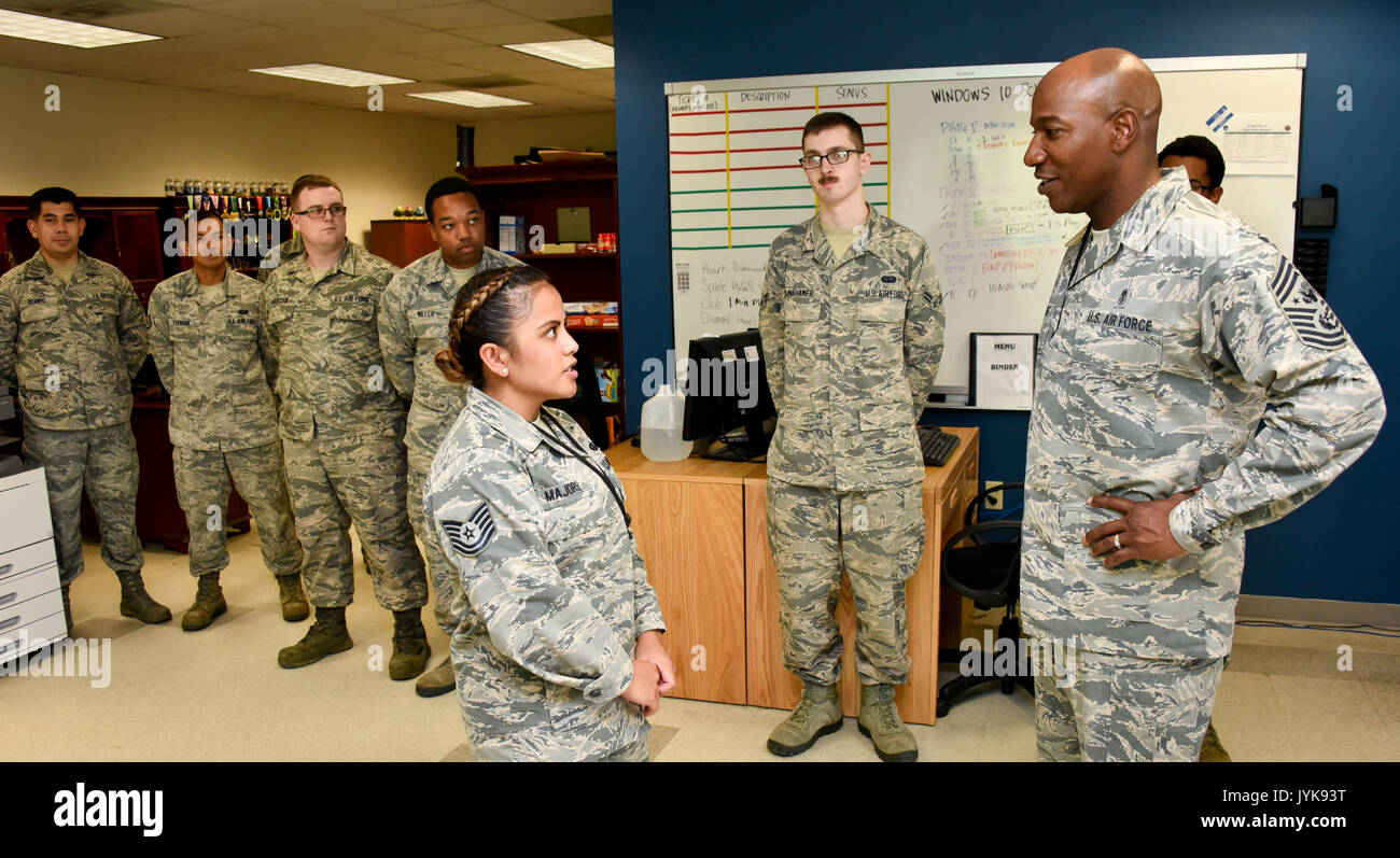 Tech. Le Sgt. Katrina Majors, 707e Escadron des communications, Centre de service à la clientèle Chef de mémoires Master Le sergent de l'Armée de l'air Kaleth O. Wright, lors de sa visite à la 70e Renseignement, Surveillance et Reconnaissance Wing, 16 août 2017 à Fort George G. Meade. Le but de sa visite était de lui fournir l'occasion de rencontrer les hommes et les femmes de la 70e America's cryptologie ISRW, aile, et de se familiariser avec le 70l CMSAF ISRW et ses missions de cryptologie. (U.S. Air Force photo/Le s.. AJ Hyatt) Banque D'Images