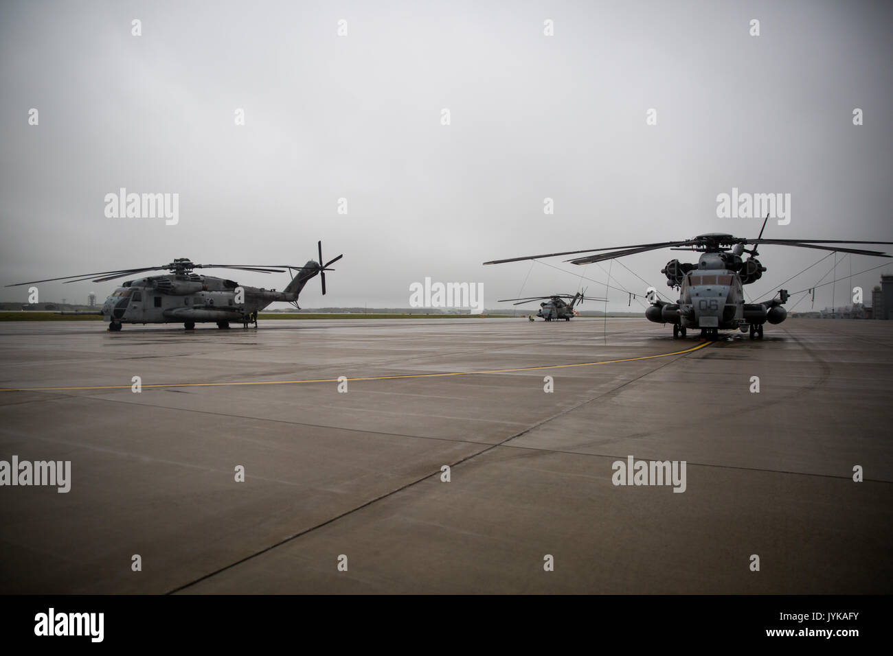 Trois hélicoptères CH-53E Super Stallion se tiennent sur la ligne de vol à la base aérienne de Misawa, au Japon, le 16 août 2017, soutenant Northern Viper 17, un exercice conjoint avec les Marines des États-Unis et la Force d'autodéfense au sol du Japon pour tester l'interopérabilité et mener un entraînement réaliste. Banque D'Images