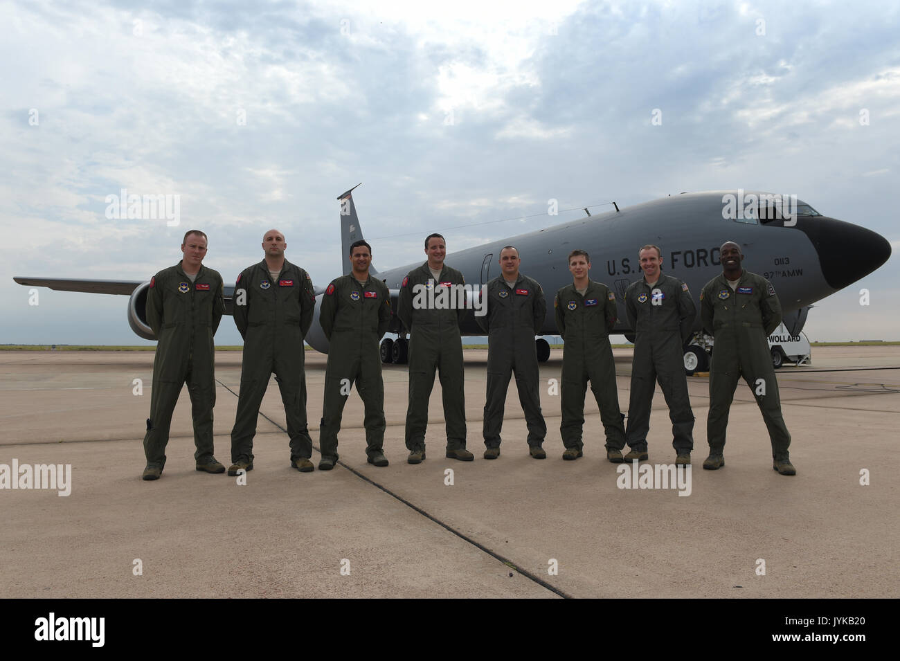 Les membres du 58e Escadron de transport aérien et de ravitaillement en vol 54e Escadron, prendre une photo de groupe avant de partir pour la mobilité de l'exercice 2017, Guardian, 31 juillet 2017, à la base de la Force aérienne Altus, Arkansas. Altus AFB a envoyé deux équipes, présentant les fonctionnalités de base tout en acquérant des connaissances des missions de transmettre aux étudiants de l'école. (U.S. Air Force photo par un membre de la 1re classe Cody Dowell/libérés) Banque D'Images