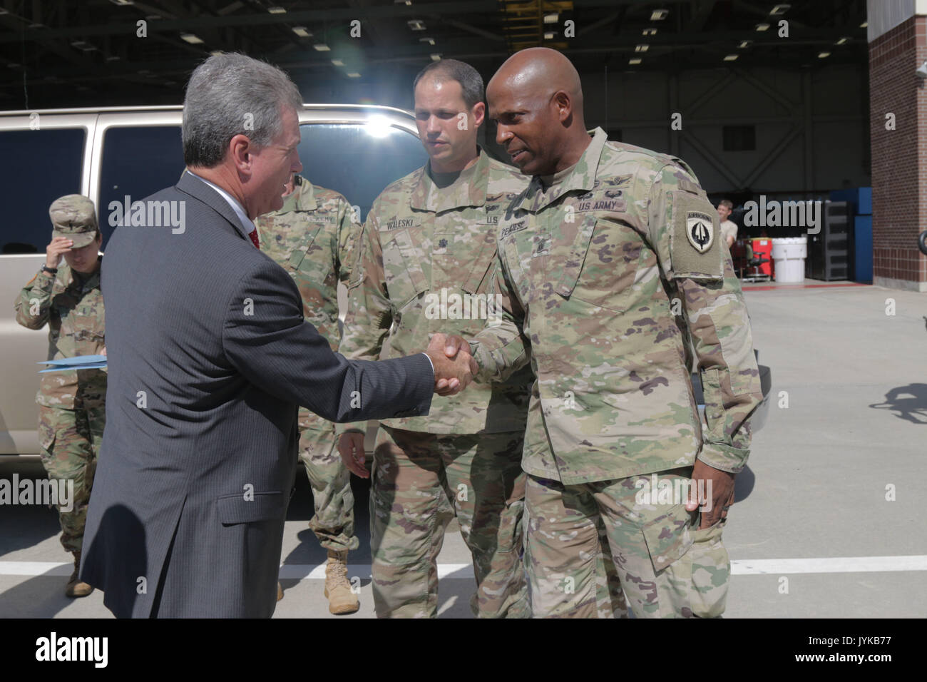 Le membre du Congrès Earl L. 'Buddy' Carter, représentant américain de la Géorgie, du 1er arrondissement se réunit avec la Force Marne et Hunter Army Airfield leadership durant sa visite, le 18 août 2017, à la Géorgie, HAAF. Carter s'est engagé avec les soldats et les mémoires reçus par avion durant sa visite pour mieux comprendre la Marne communauté. Banque D'Images