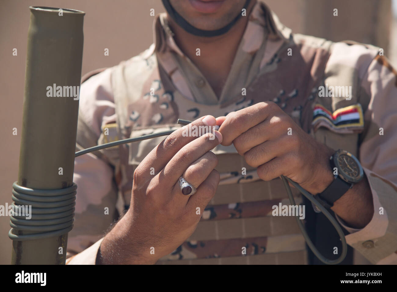 Un membre des forces de sécurité iraquiennes prépare une torpille Bangalore pendant le cours de génie de combat à la gamme Besmaya complexe, l'Iraq, le 8 août 2017. La gamme Besmaya complexe est l'un des quatre Combined Joint Task Force - Fonctionnement résoudre inhérent à renforcer les capacités des partenaires endroits consacre à la formation des forces des partenaires et renforcer leur efficacité sur le champ de bataille. Les GFIM-OIR est la Coalition mondiale pour vaincre ISIS en Iraq et en Syrie. (U.S. Photo de l'armée par le Sgt. Tracy McKithern) Banque D'Images