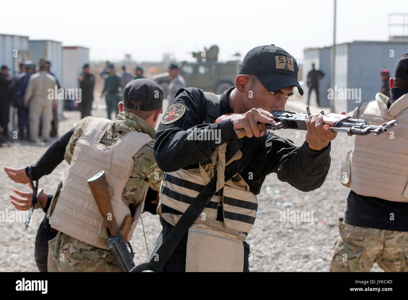 Les forces de sécurité irakiennes au cours de manoeuvre en milieux urbains dirigé par Guardia Civil espagnole, Grupo de Acción Rápida (GAR), à la plage de Besmaya complexe, l'Iraq, le 9 août 2017. La gamme Besmaya complexe est l'un des quatre Combined Joint Task Force - Fonctionnement résoudre inhérent à renforcer les capacités des partenaires endroits consacre à la formation des forces des partenaires et renforcer leur efficacité sur le champ de bataille. Les GFIM-OIR est la Coalition mondiale pour vaincre ISIS en Iraq et en Syrie. (U.S. Photo de l'armée par le Sgt. Tracy McKithern) Banque D'Images