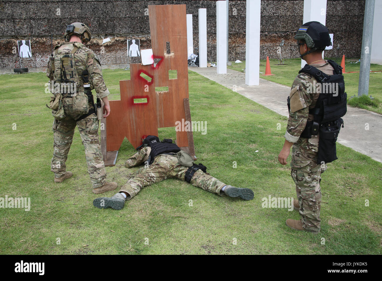 Les forces spéciales de l'Armée royale thaïlandaise, Centre des opérations de lutte contre le terrorisme , et les soldats américains, 1er Bataillon, 1st Special Forces Group (Airborne), effectue une analyse du Stress La formation à Bangkok, Thaïlande, le 26 juillet 2017 dans le cadre d'équilibre flambeau 17-7. Les formations est de tester les soldats à travers une série de défis débouchant sur un concours de tir final et un point culminant de l'exercice .(U.S. Photo de l'armée par le sergent. Kwadwo Frimpong/libérés) Banque D'Images